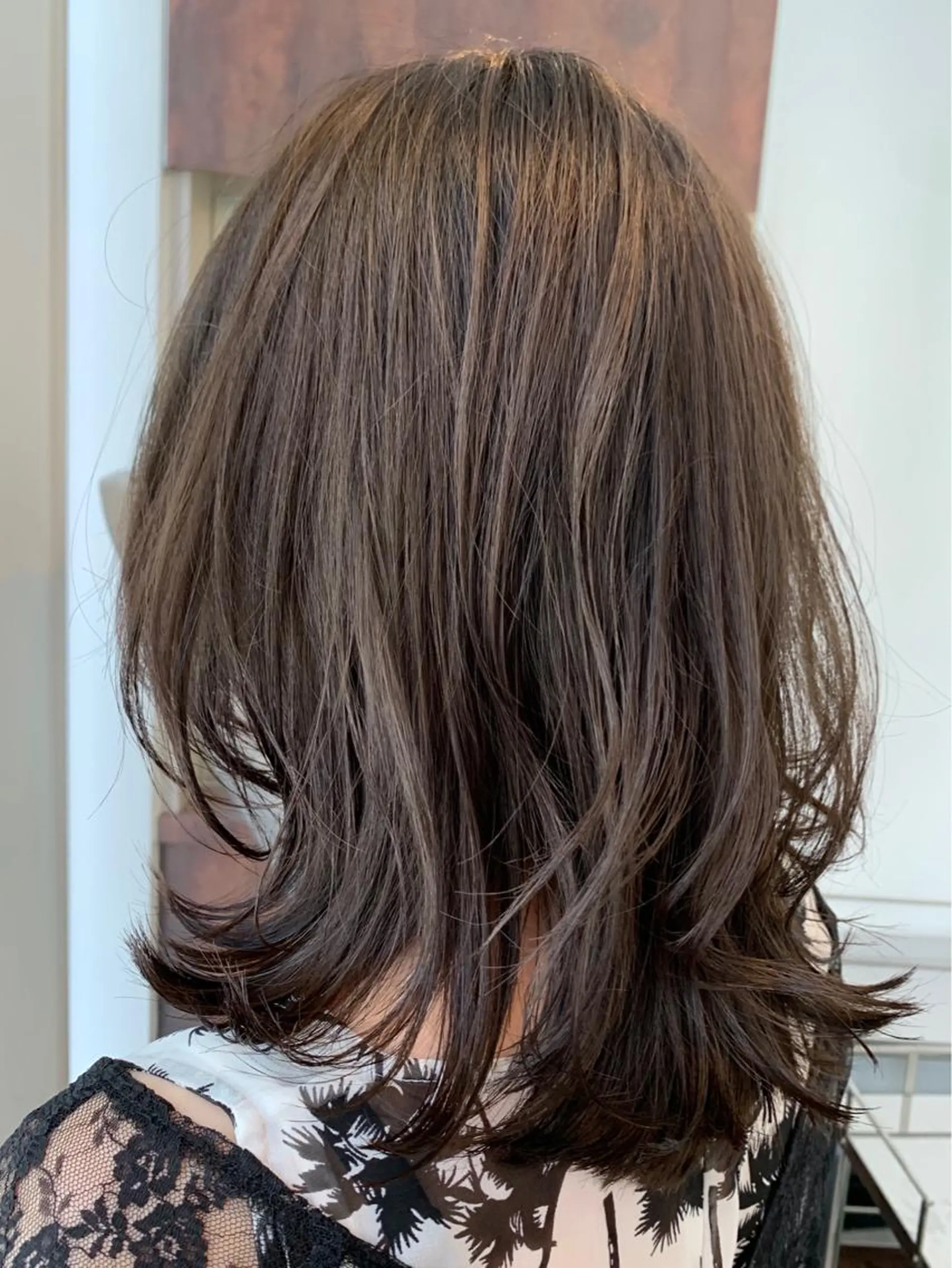 ミディアム カラー 伸ばしかけ 外ハネヘア WISTERIA P LUS1 ikumiのヘアスタイル