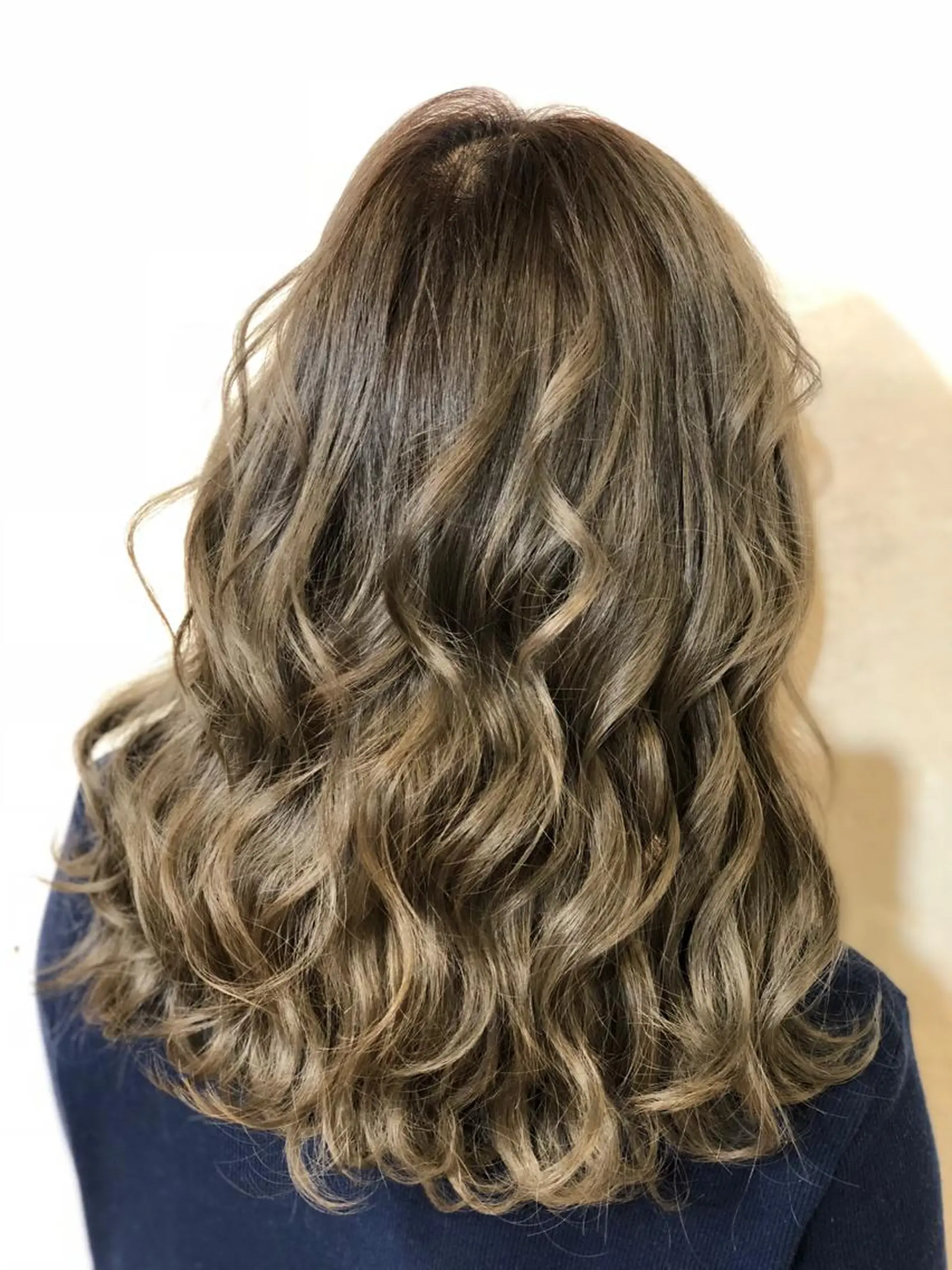 セミロング カラー ダブルカラー グレージュ 海外レイヤー/ 梅田美容室のヘアスタイル