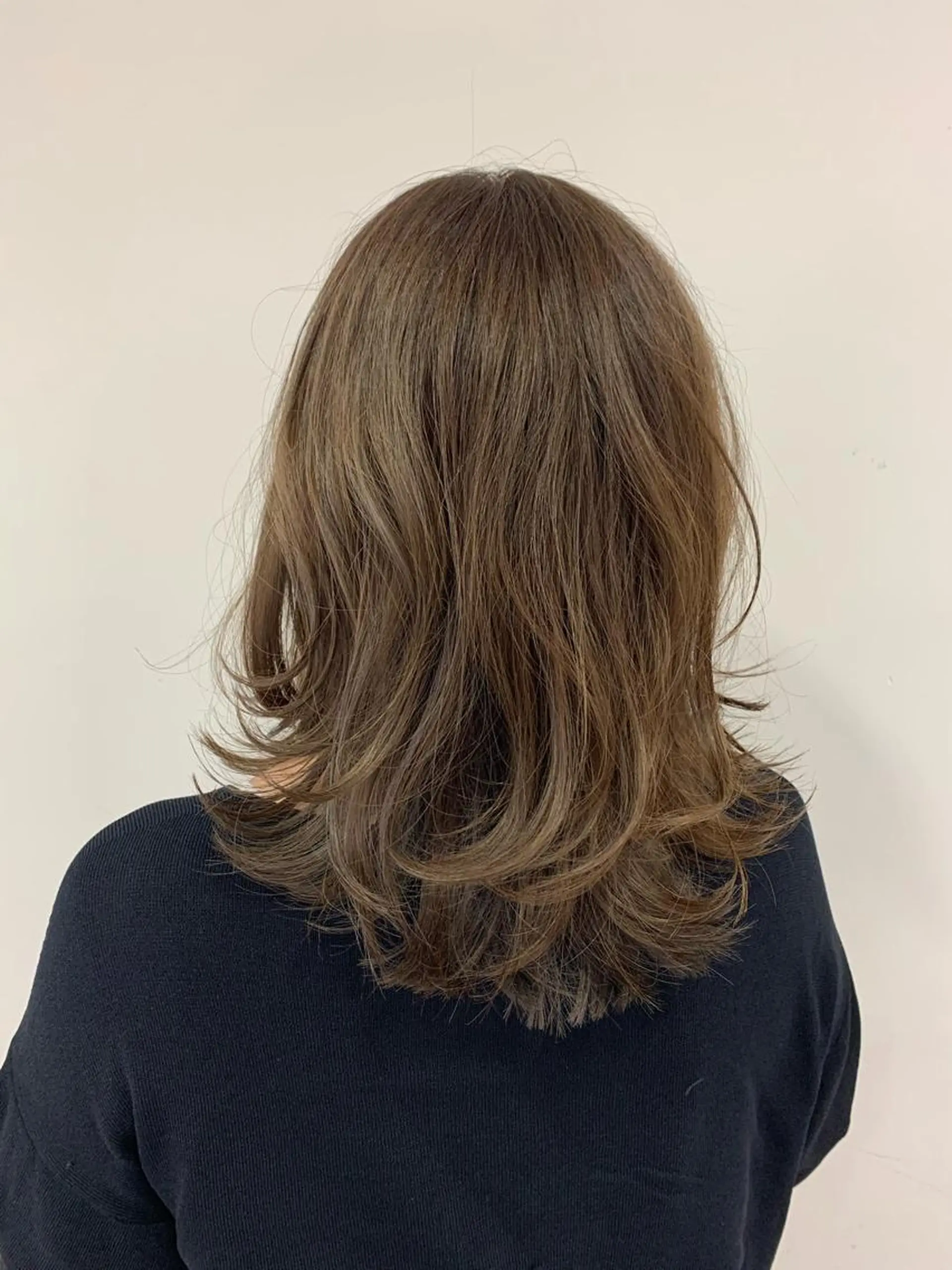 ミディアム カット ヘアカラー トリートメント CHIC 岩下真衣のヘアスタイル