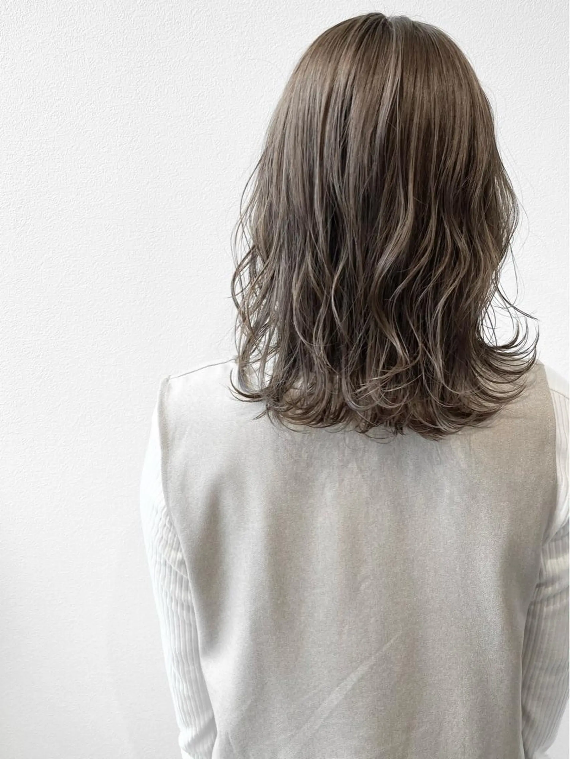 ミディアム カット ヘアカラー MYRTLE TSUNODAのヘアスタイル