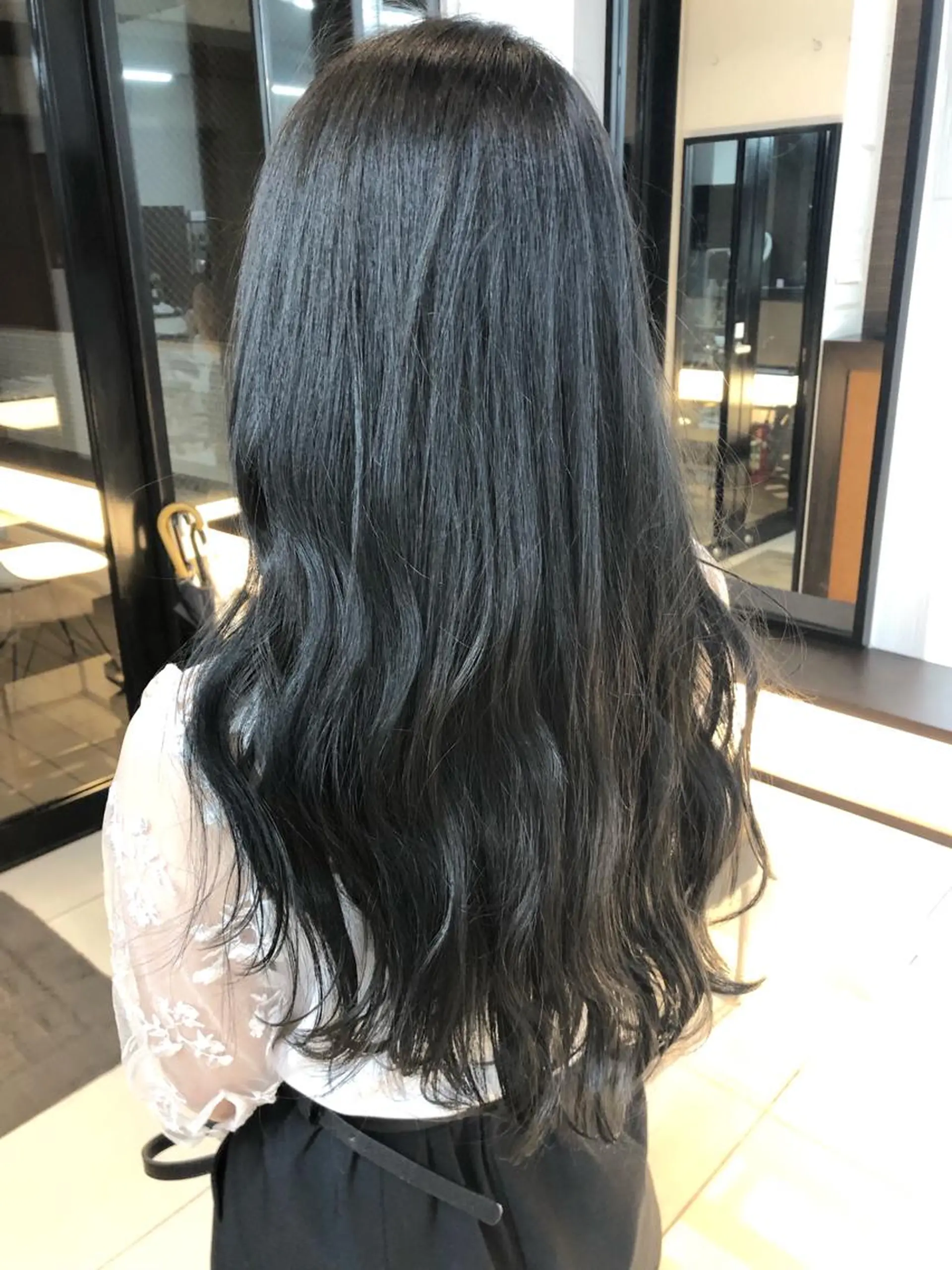 ロング カラー ブリーチ ネイビーカラー ヘアカラー トリートメント Merci所属・八谷 将平のヘアスタイル