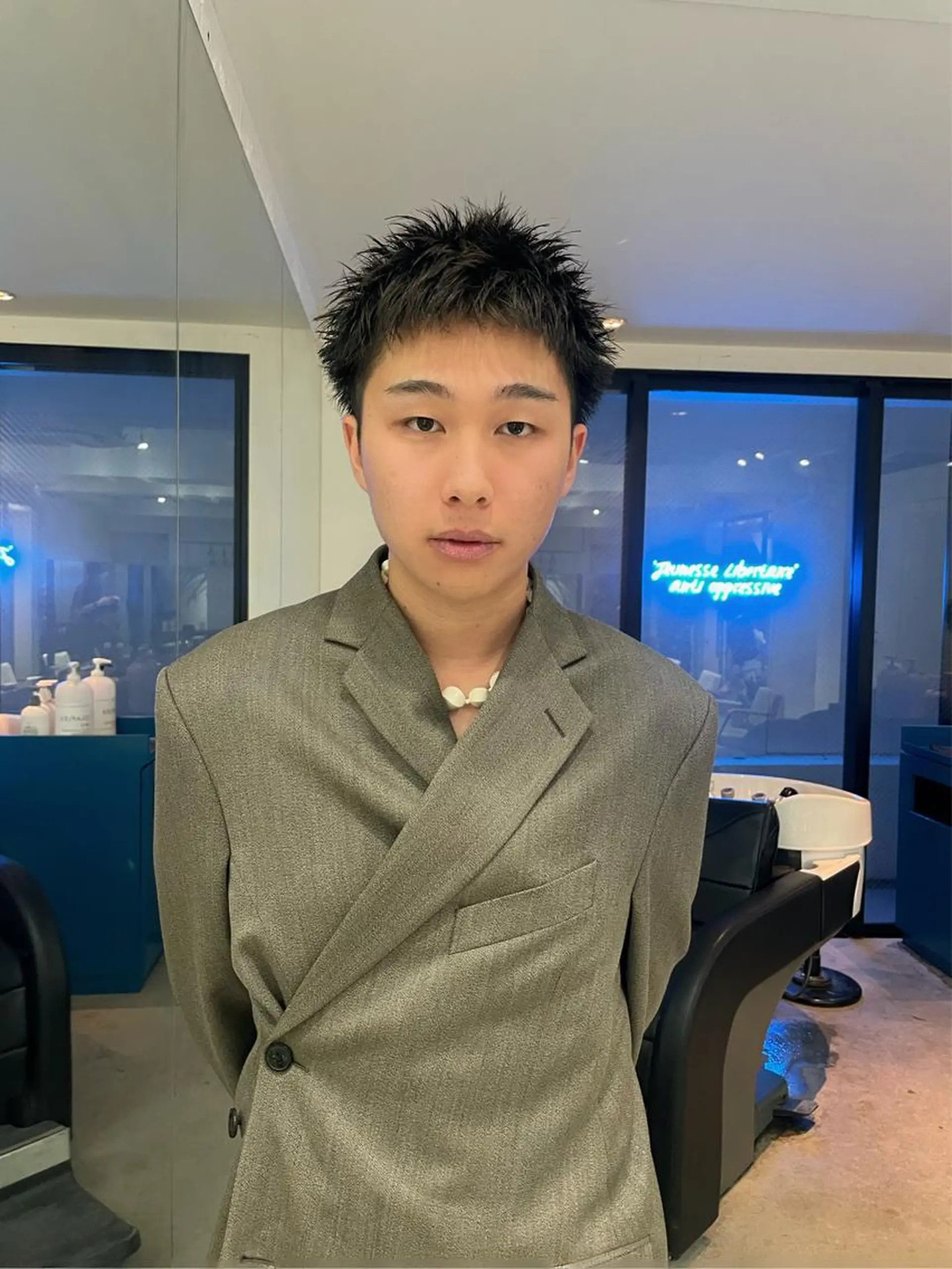 ショート カラー メンズ メンズバレイヤージュ メンズブリーチ センターパート フェードカット メンズハイライト カット トリートメント スパイラルパーマ 🌐hina⭐️のヘアスタイル