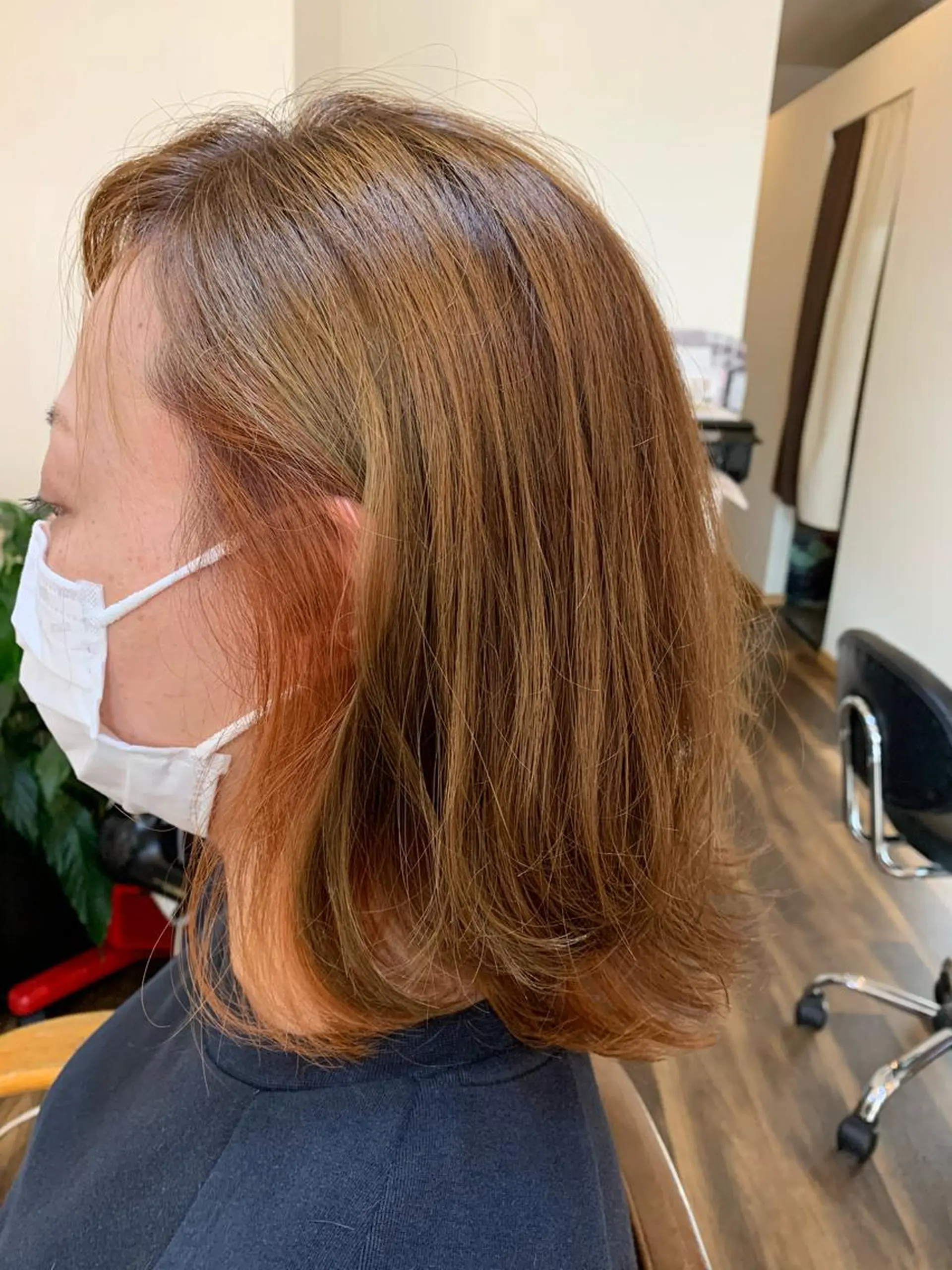 セミロング カラー インナーカラー オレンジ 石川 奈緒子のヘアスタイル