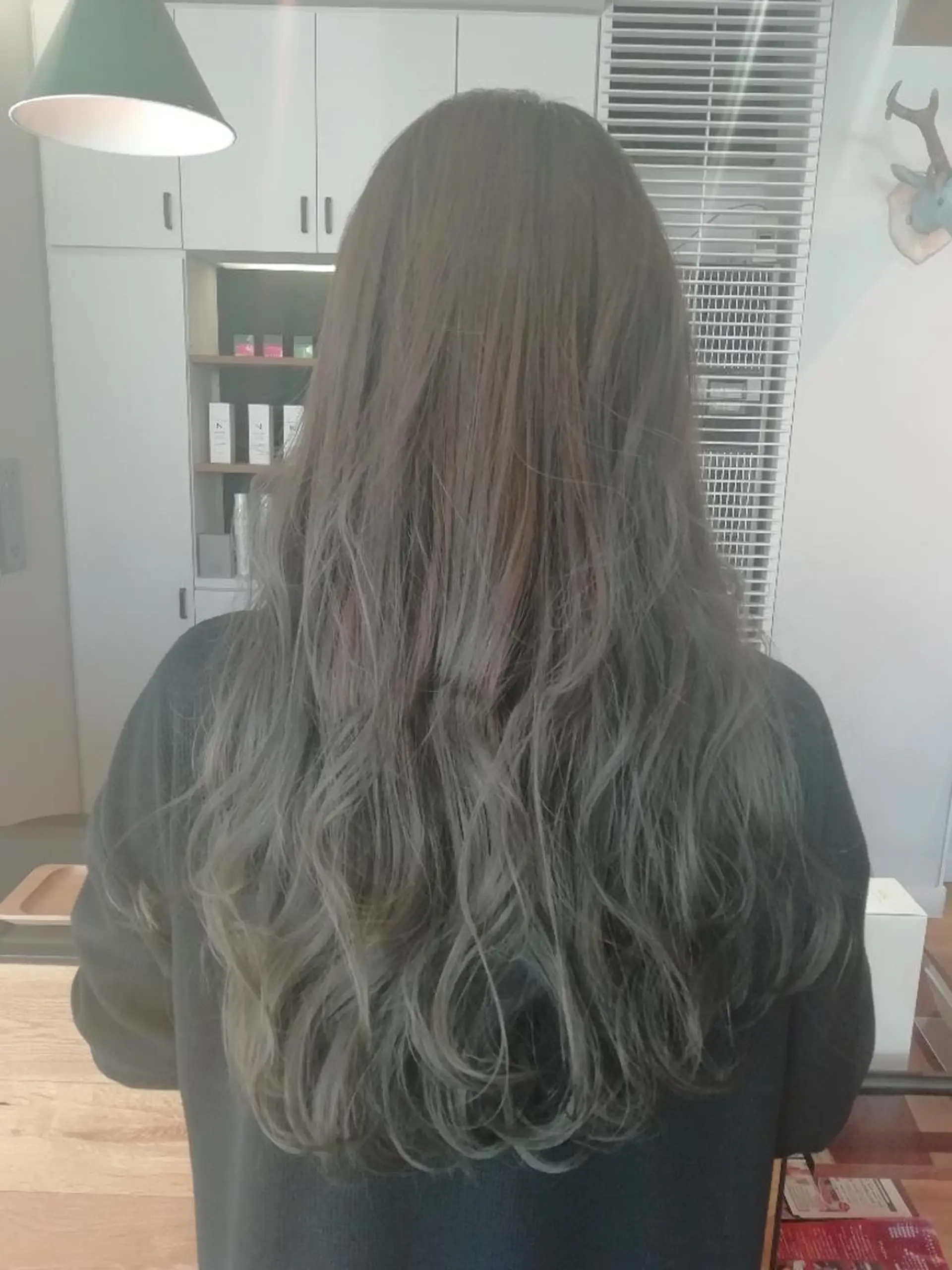 カラー アッシュ アッシュグレー ブリーチ ヘアカラー トリートメント 堀 望美のヘアスタイル