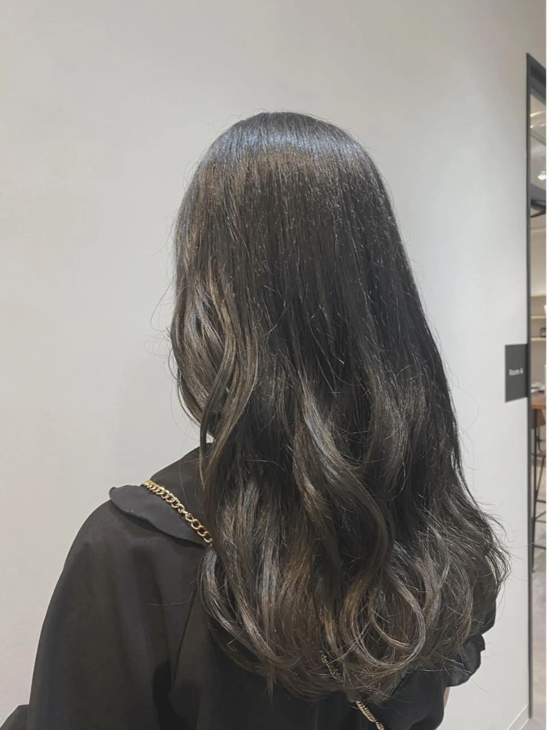 ロング カラー バレイヤージュ ブリーチ ケアブリーチ ダークグレー デザインカラー ♡オシャ髪♡AI ✂️newi町田のヘアスタイル