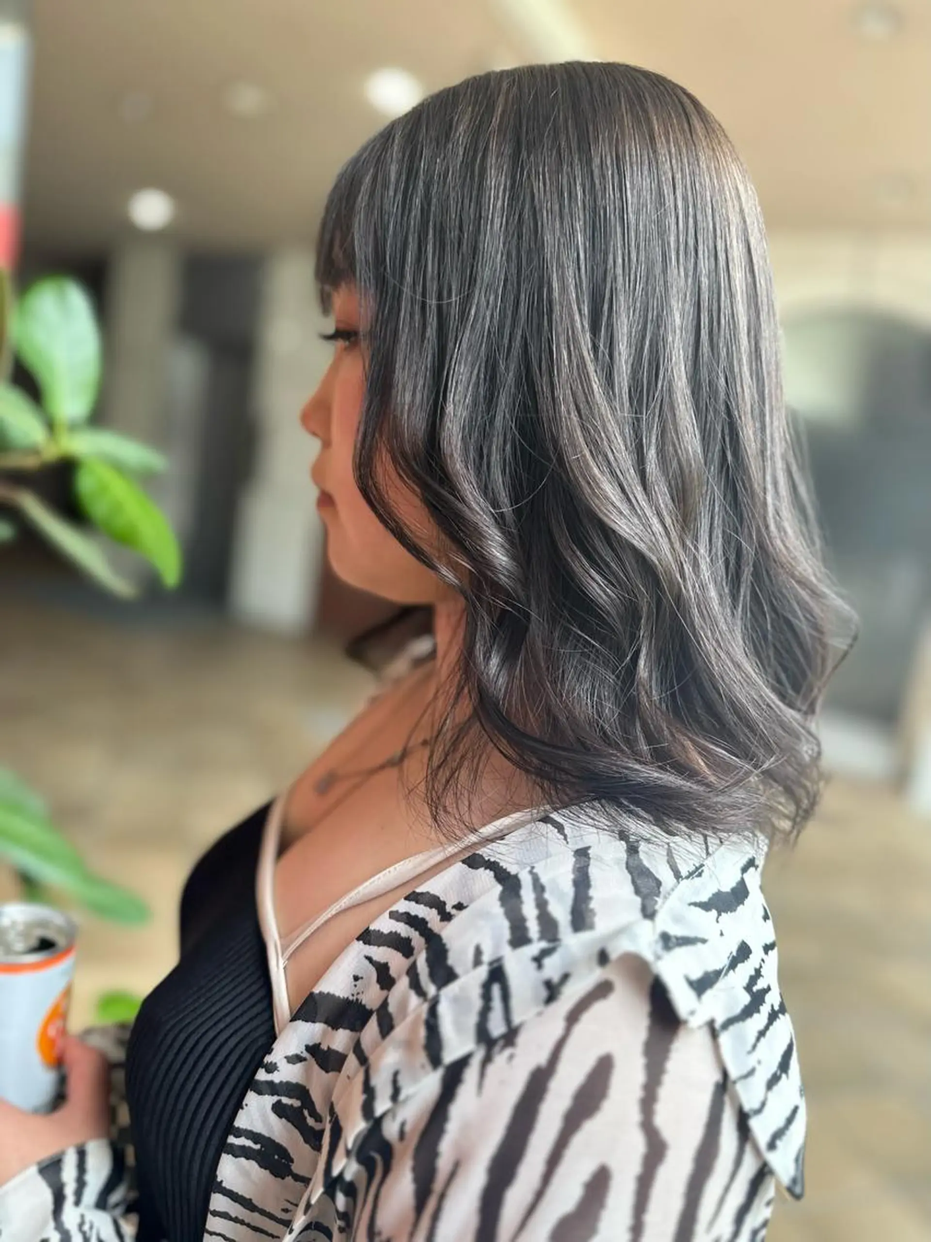 セミロング カラー 横山 千春のヘアスタイル