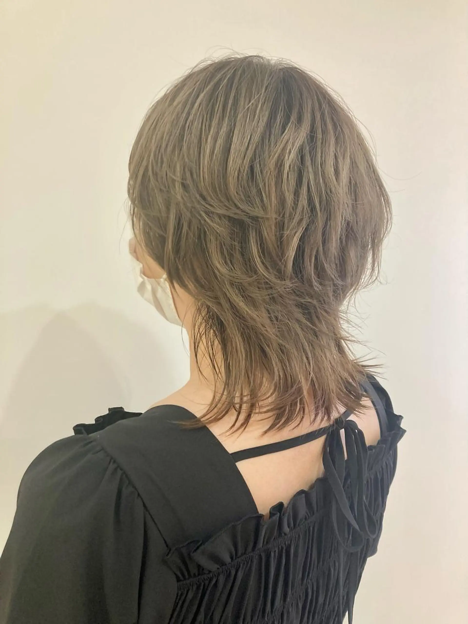 ミディアム カラー ウルフカット 品田 真里のヘアスタイル
