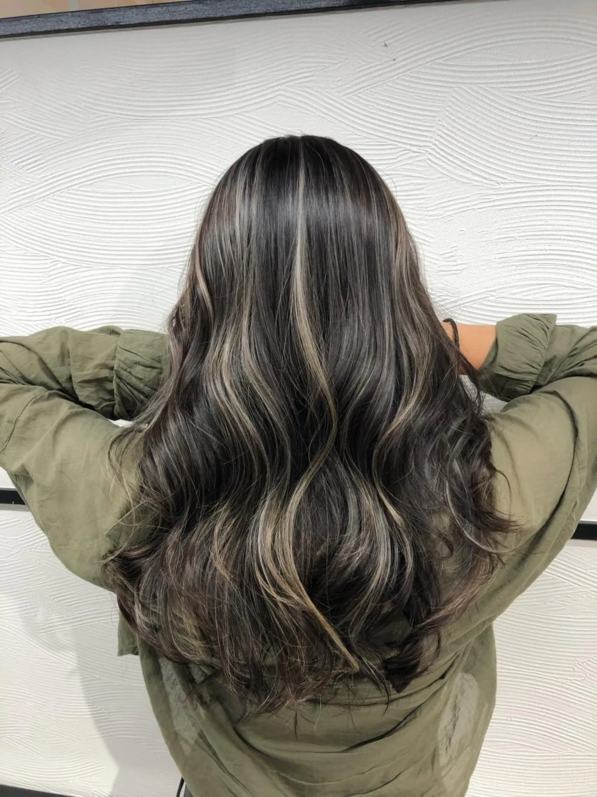 カラー ミストバング ベージュカラー ブロンド デザインカラー イヤリングカラー レイヤーカット 早崎太生のヘアスタイル