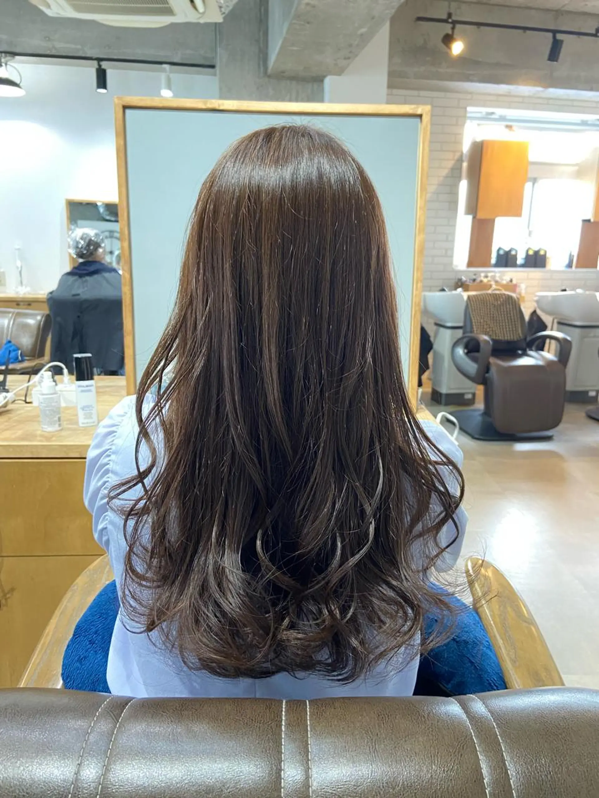 ロング カラー ヘアアレンジ シルバー 安岡美咲✂︎ 艶カラー/髪質改善のヘアスタイル