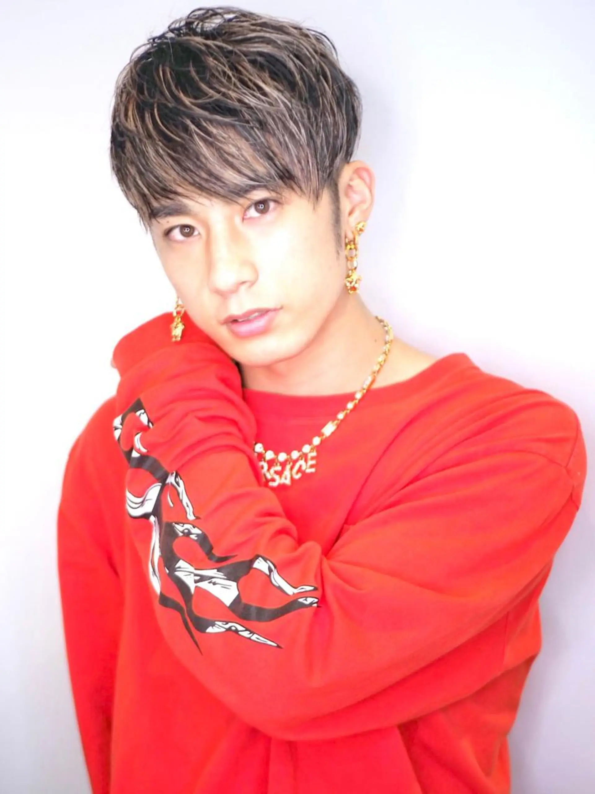 ショート カラー メンズ メンズブリーチ メンズハイライト マッシュ 刈り上げ ブリーチ メンズヘア特化 崎田 成人のヘアスタイル