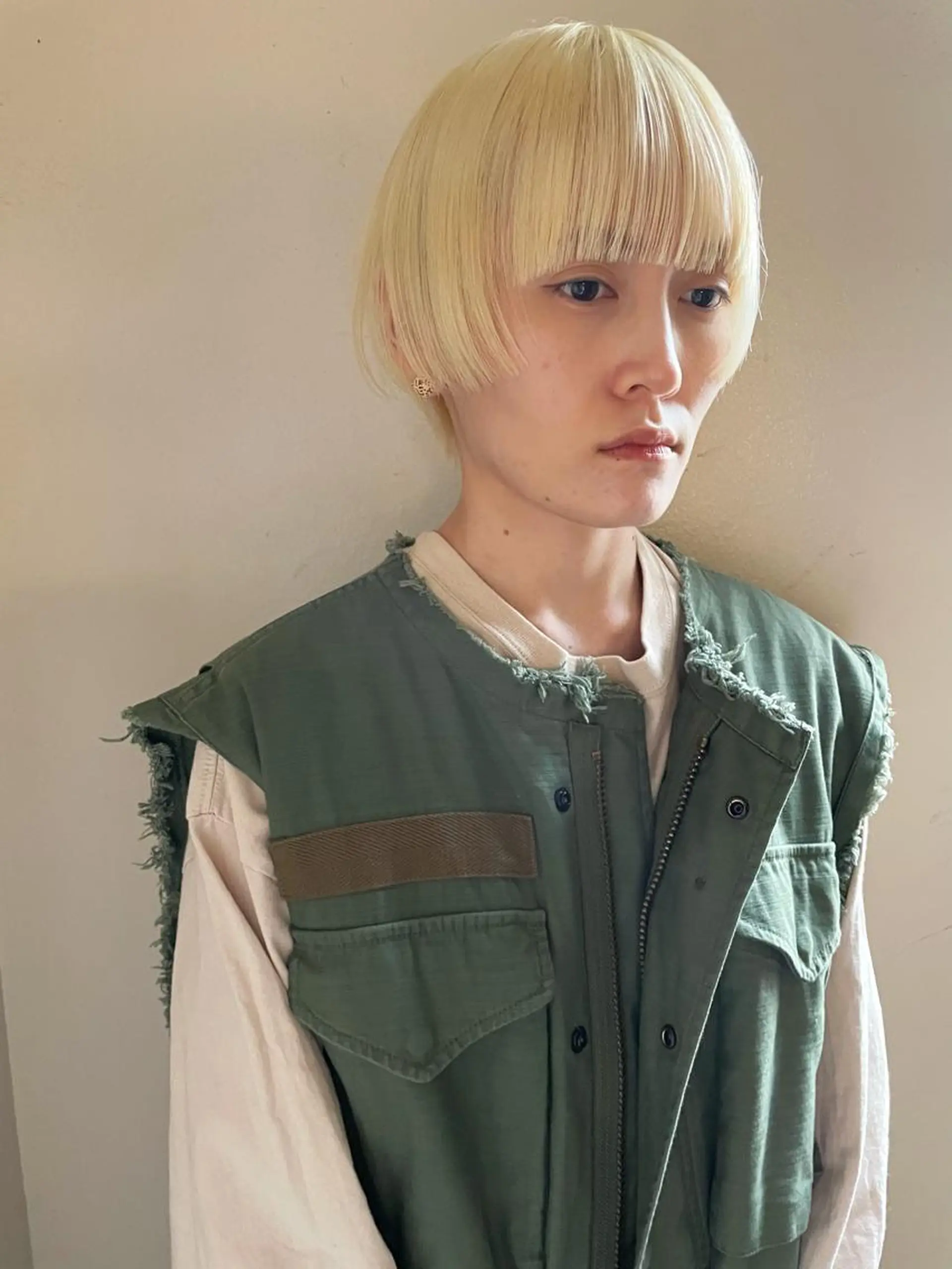 ショート カラー ヘアアレンジ 抜きっぱなしブロンド ショートヘア 丸山渉/表参道 レイヤーボブのヘアスタイル