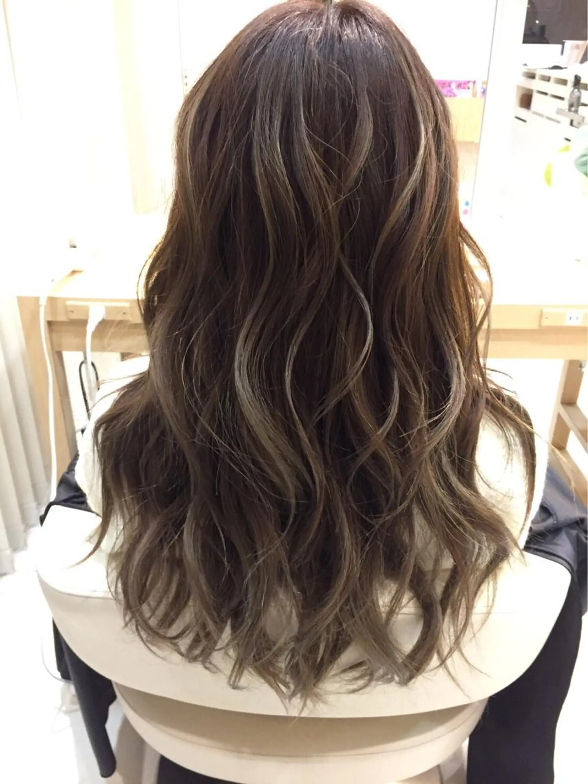 ロング カラー アッシュ ハイライトカラー ホワイトアッシュ ハイライト 小田原NO1 美容師 飯田飛翔のヘアスタイル