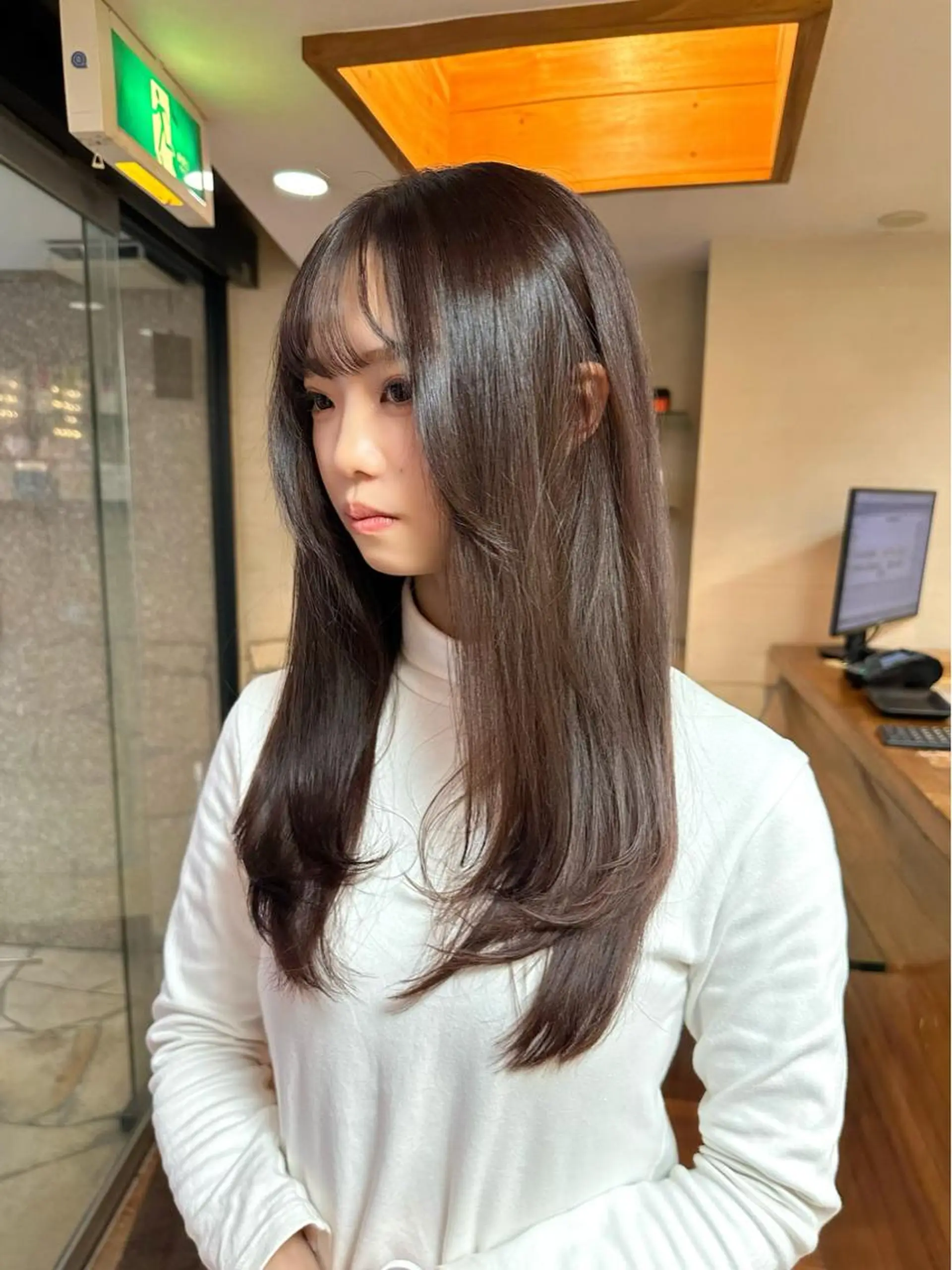 セミロング カラー ベージュカラー ブリーチ レイヤーカット カット ヘアカラー トリートメント 矢野 晃平のヘアスタイル