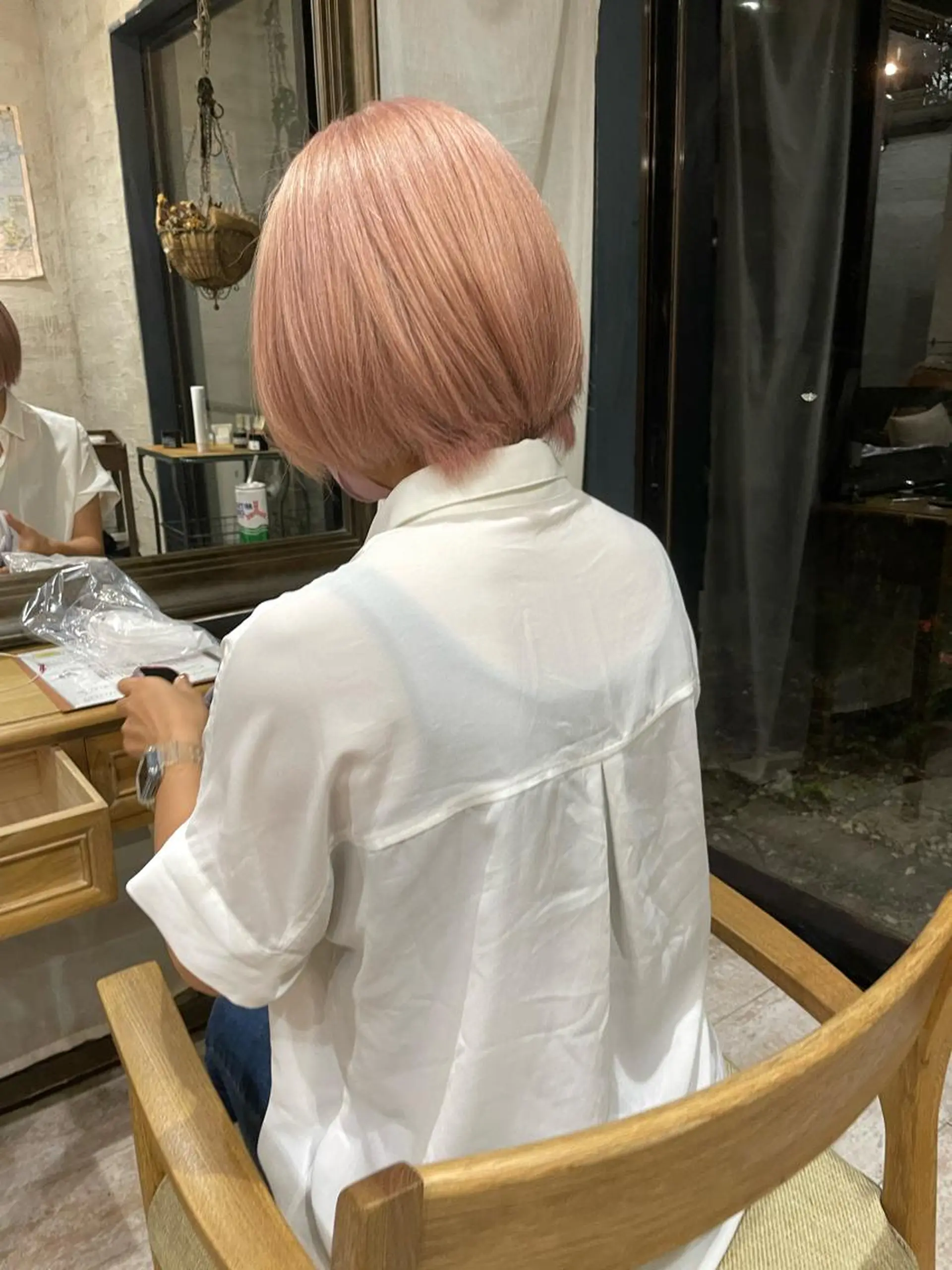 ショート カラー ⭐ハイトーンブリーチ ミルクティーピンクのヘアスタイル