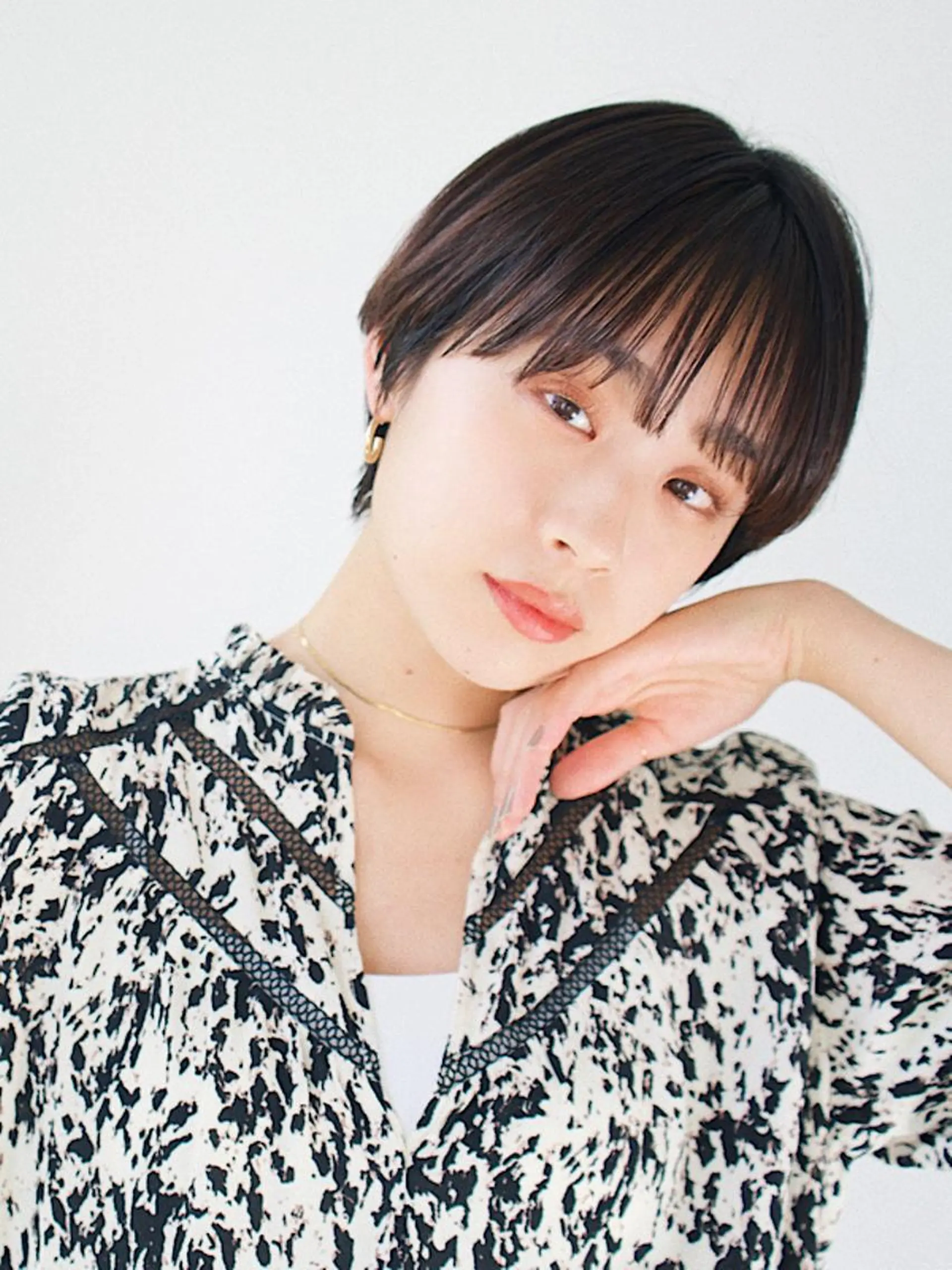 ショート 切りっぱなしボブ ショートボブ ボブ ハイライト シースルーバング デザインカラー茅ヶ崎 オオタ カズキのヘアスタイル