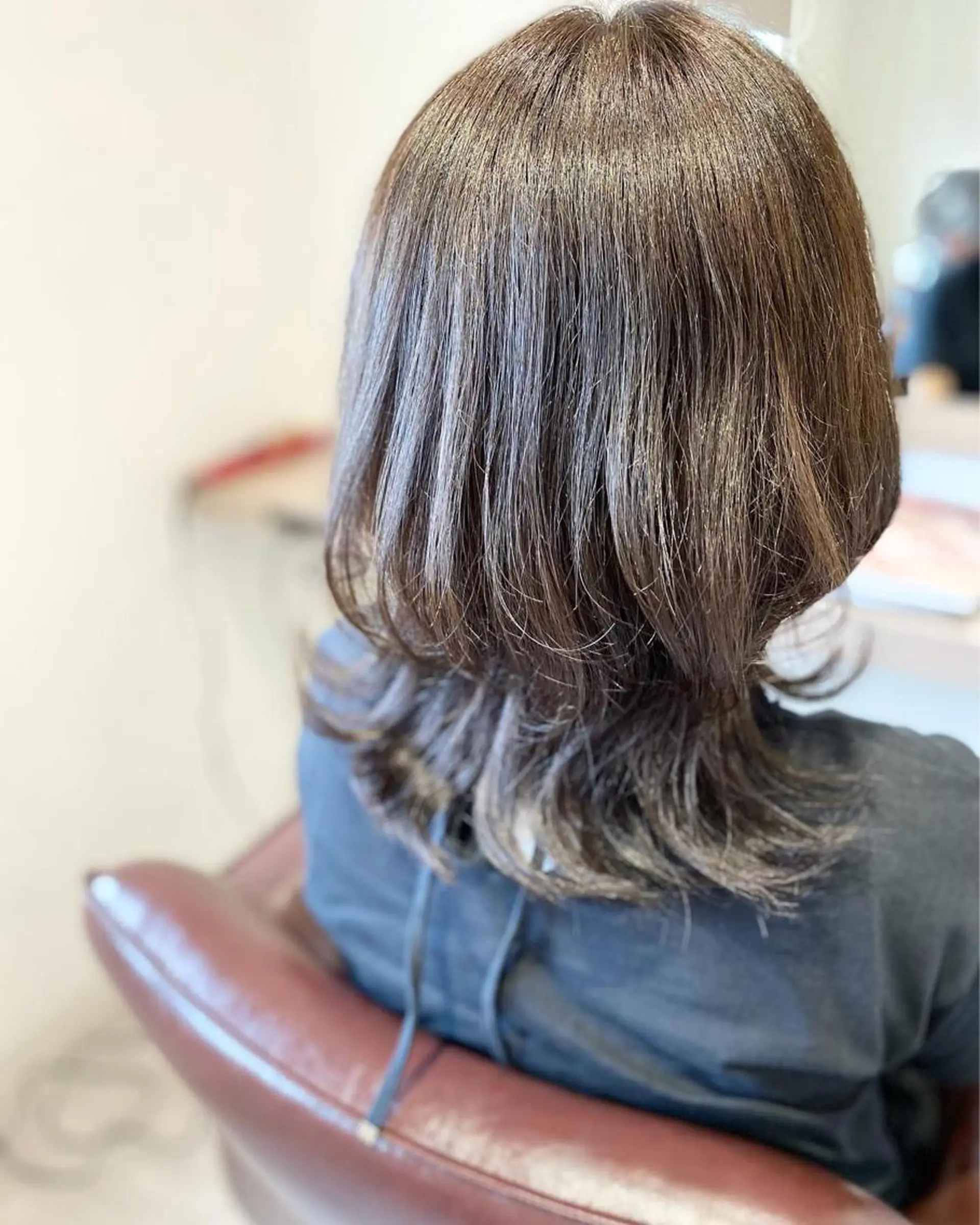 セミロング カラー 透明感カラー くびれヘア 髪質改善 レイヤーカット カット ヘアカラー トリートメント 荒木 ひろかのヘアスタイル