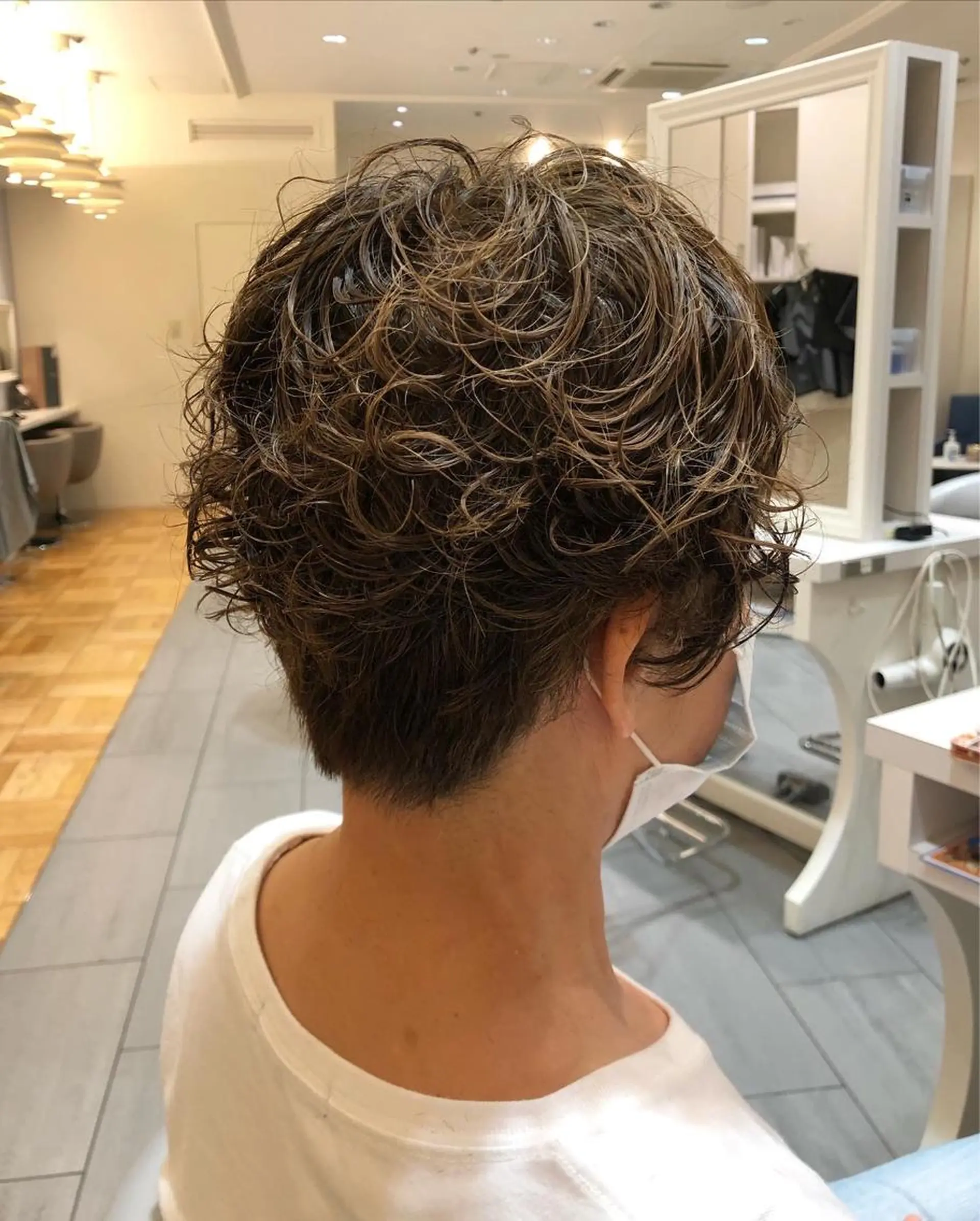 ショート カラー パーマ ヘアアレンジ ショートヘア コテ巻きパーマ 阪上 沙織のヘアスタイル