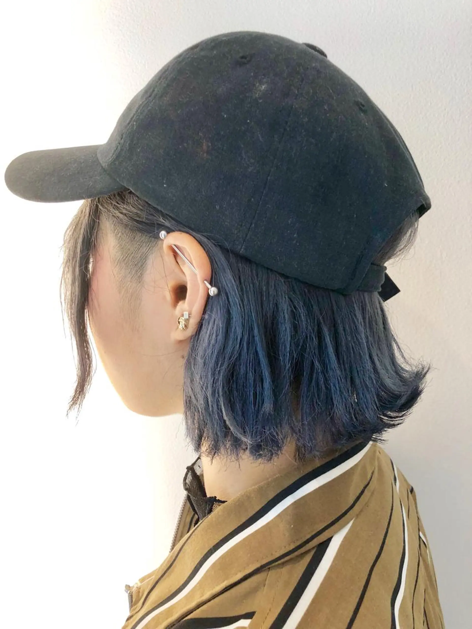 ミディアム カラー ブルーカラー 渡邊 唯のヘアスタイル