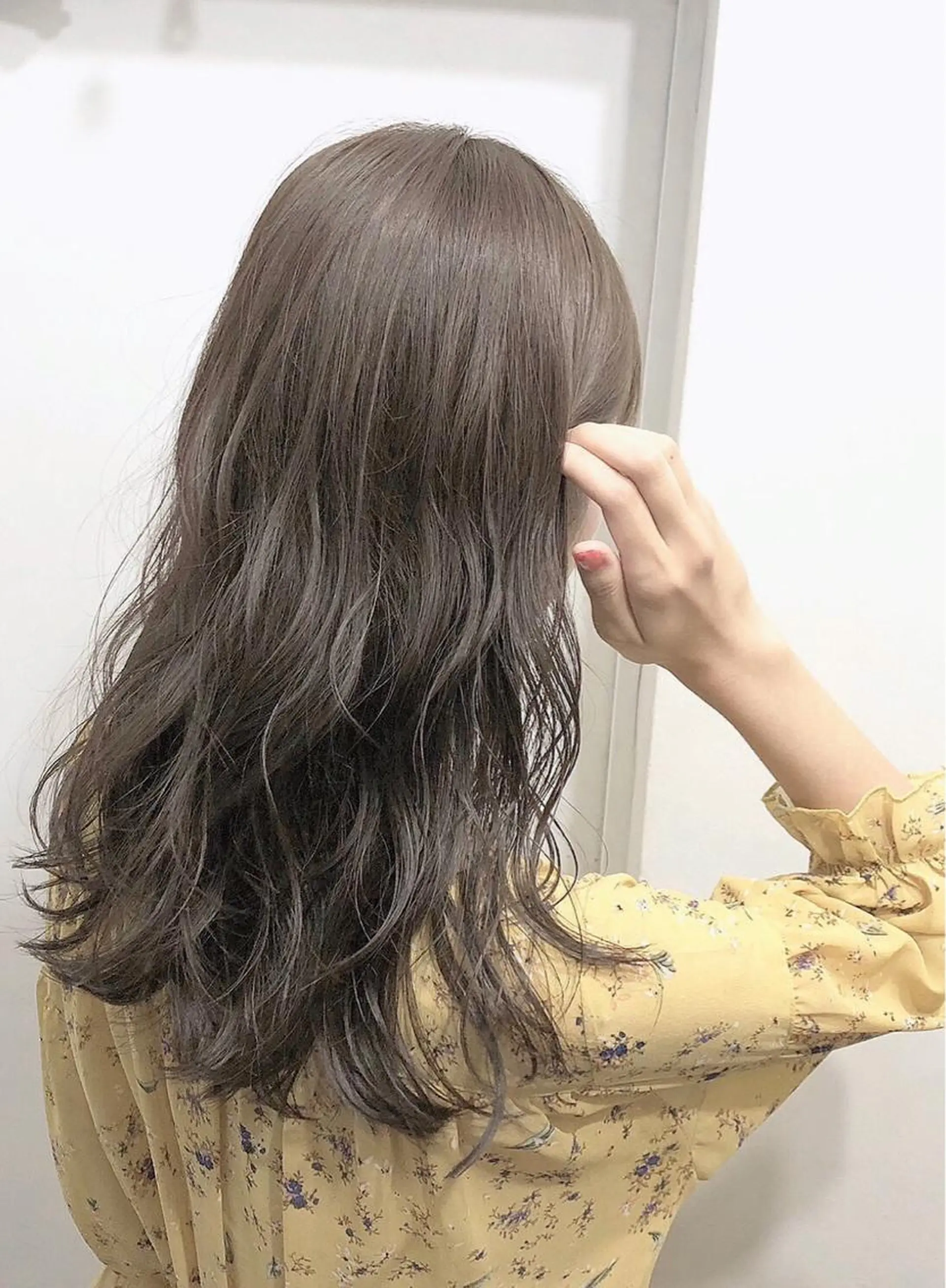 セミロング カラー ベージュカラー グレージュ レイヤーカット 透明感カラーのヘアスタイル