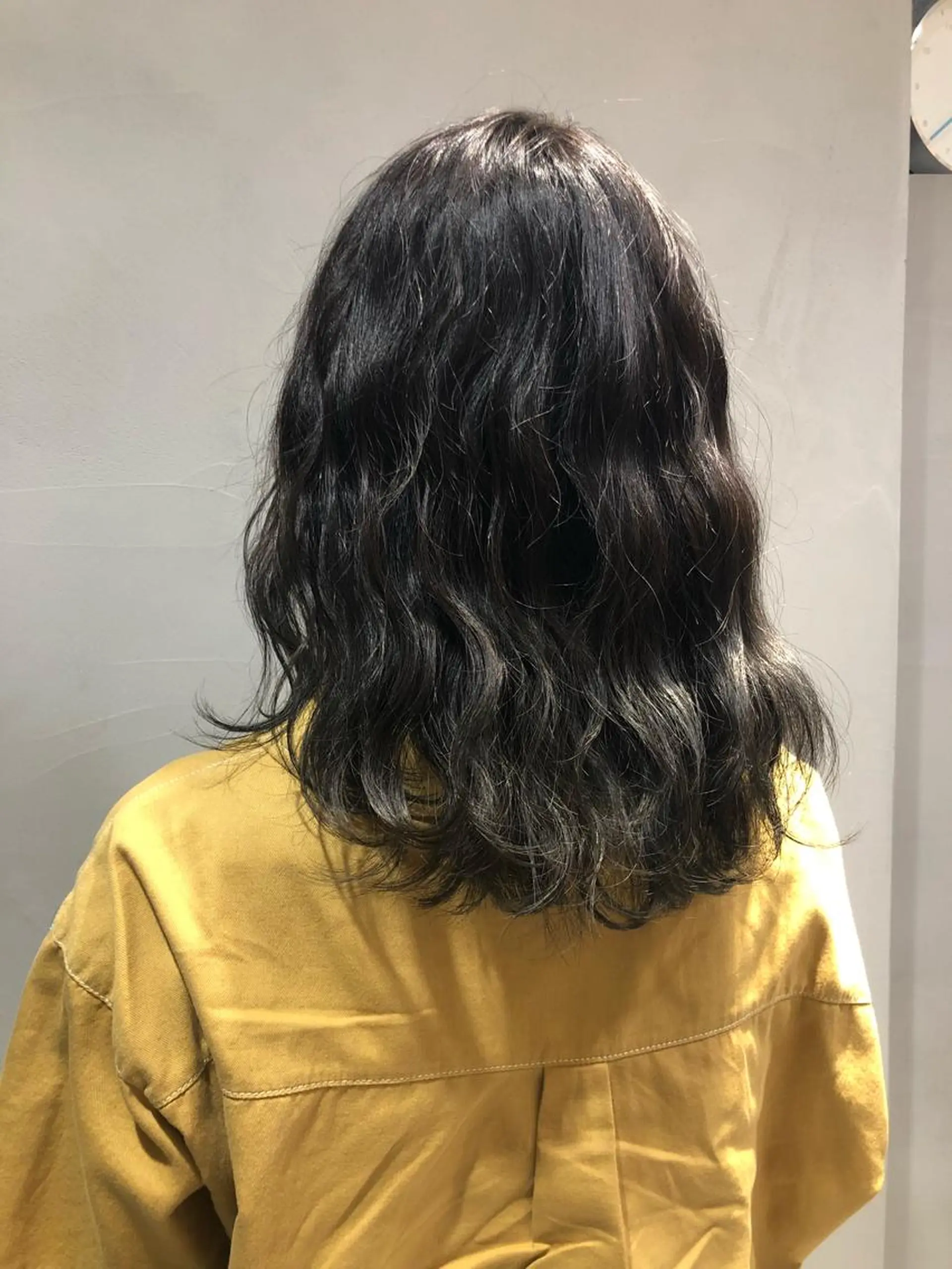 ミディアム カラー 荒木 依莉亜のヘアスタイル