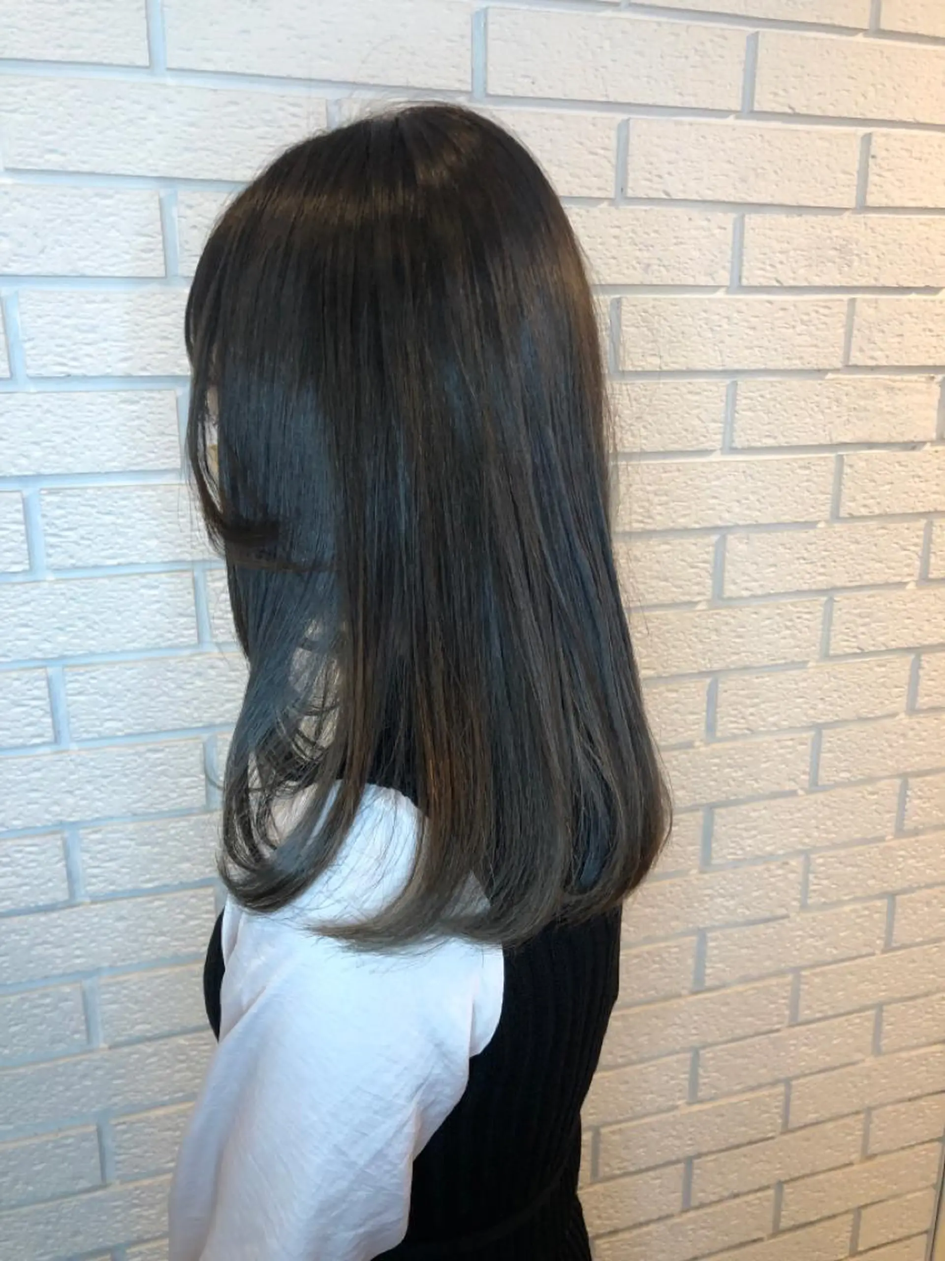 セミロング 艶カラー🩵💛 NANAのヘアスタイル