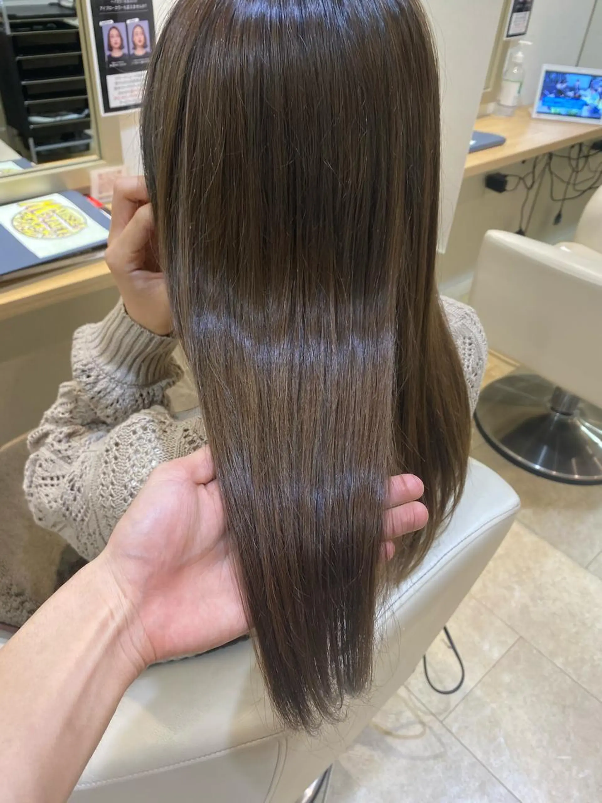 セミロング カラー パーマ ヘアアレンジ メンズ キッズ ネイル マツエク・マツパ 韓国🇰🇷レイヤー カットオリーブカラーのヘアスタイル