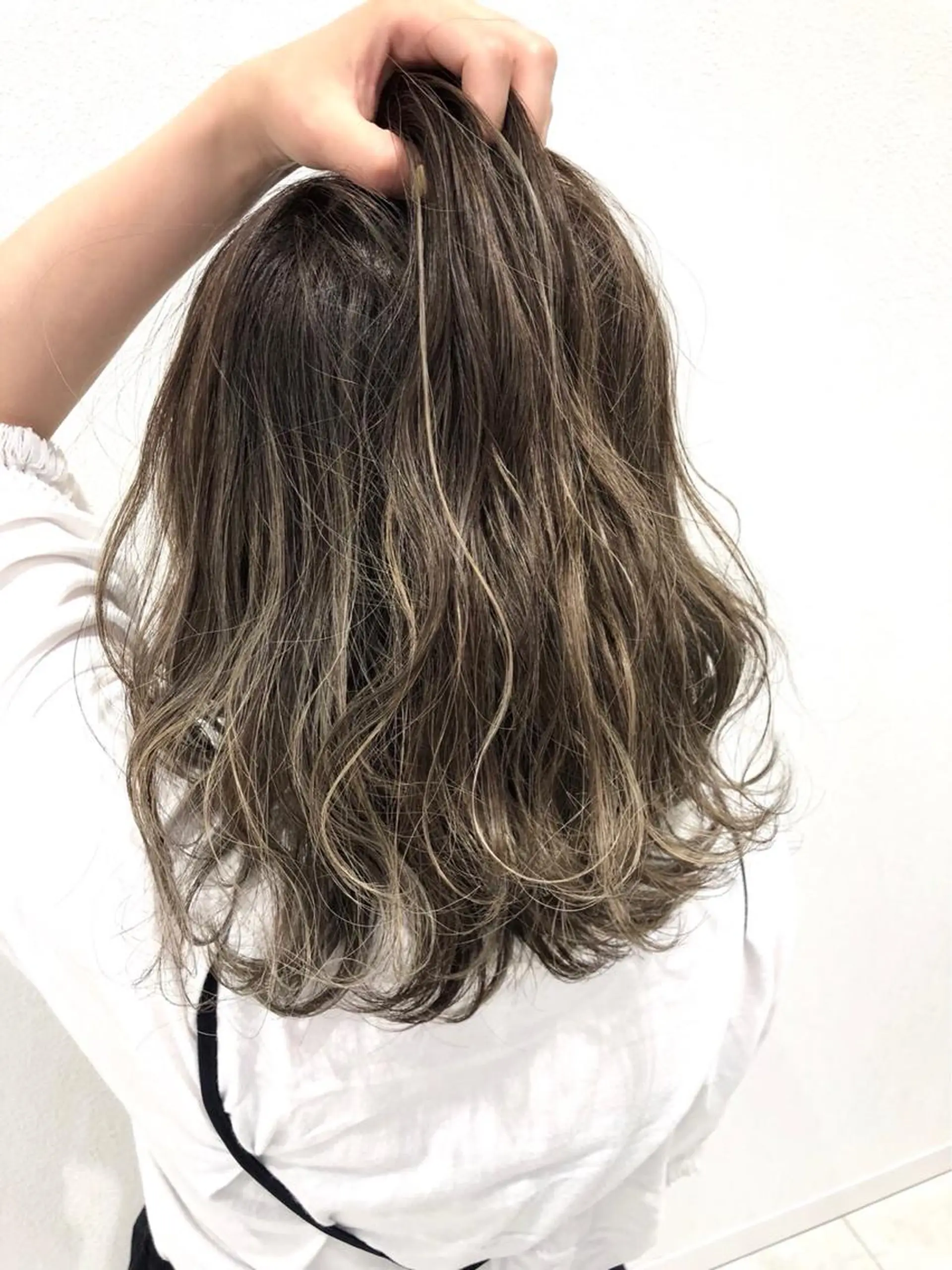 セミロング 外国人風カラー ハイライト 岸 保奈美のヘアスタイル