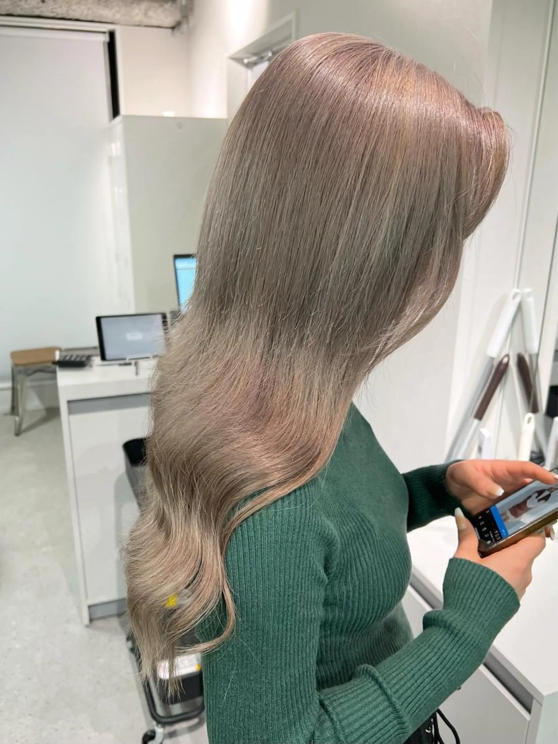 ロング カラー ベージュカラー エクステ nailist mana𖤐´-のネイルデザイン
