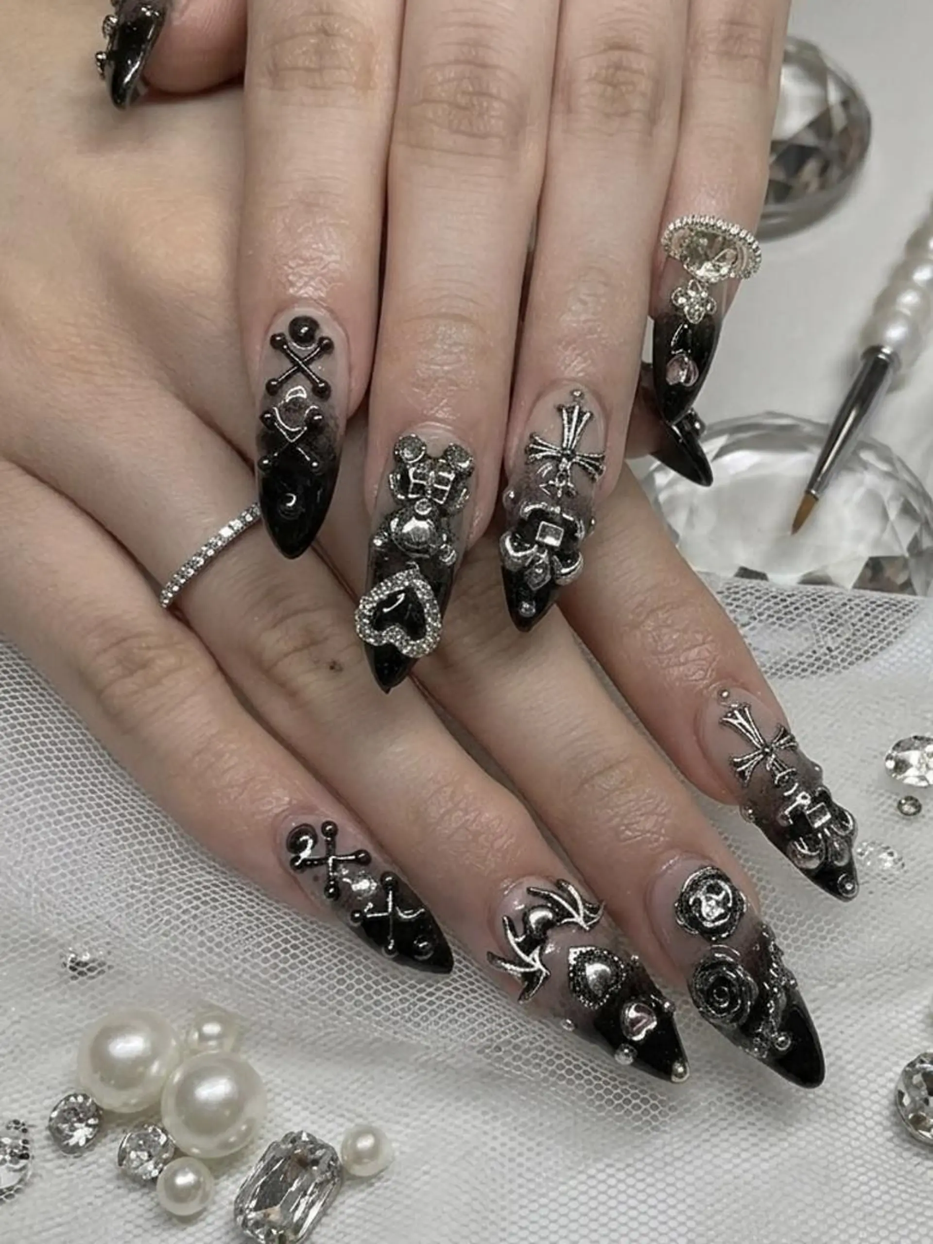 ネイル グラデーション シルバー ハンドネイル UNABOMBA (24時間営業)のネイルデザイン