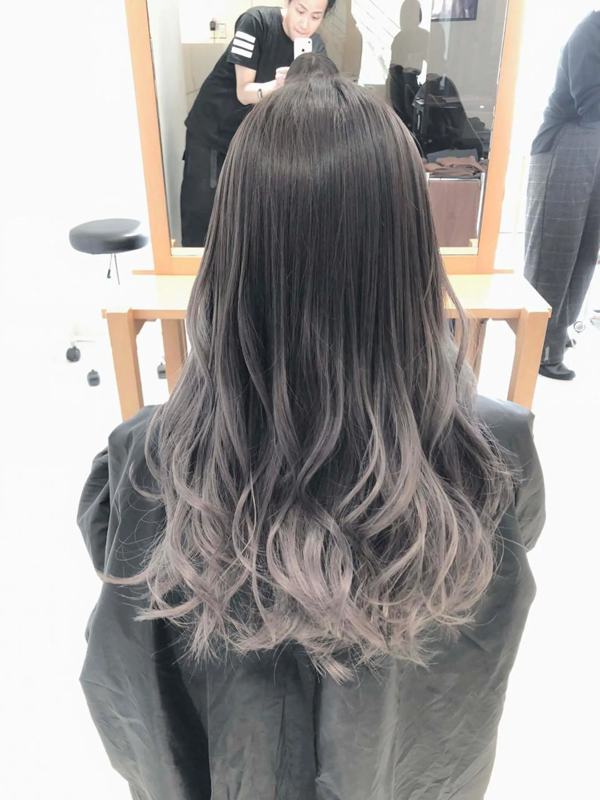 ロング カラー グラデーションカラー グレージュ シルバー シルバーグレージュ ホワイトシルバー ヘアカラー トリートメント Days 透明感カラーのヘアスタイル