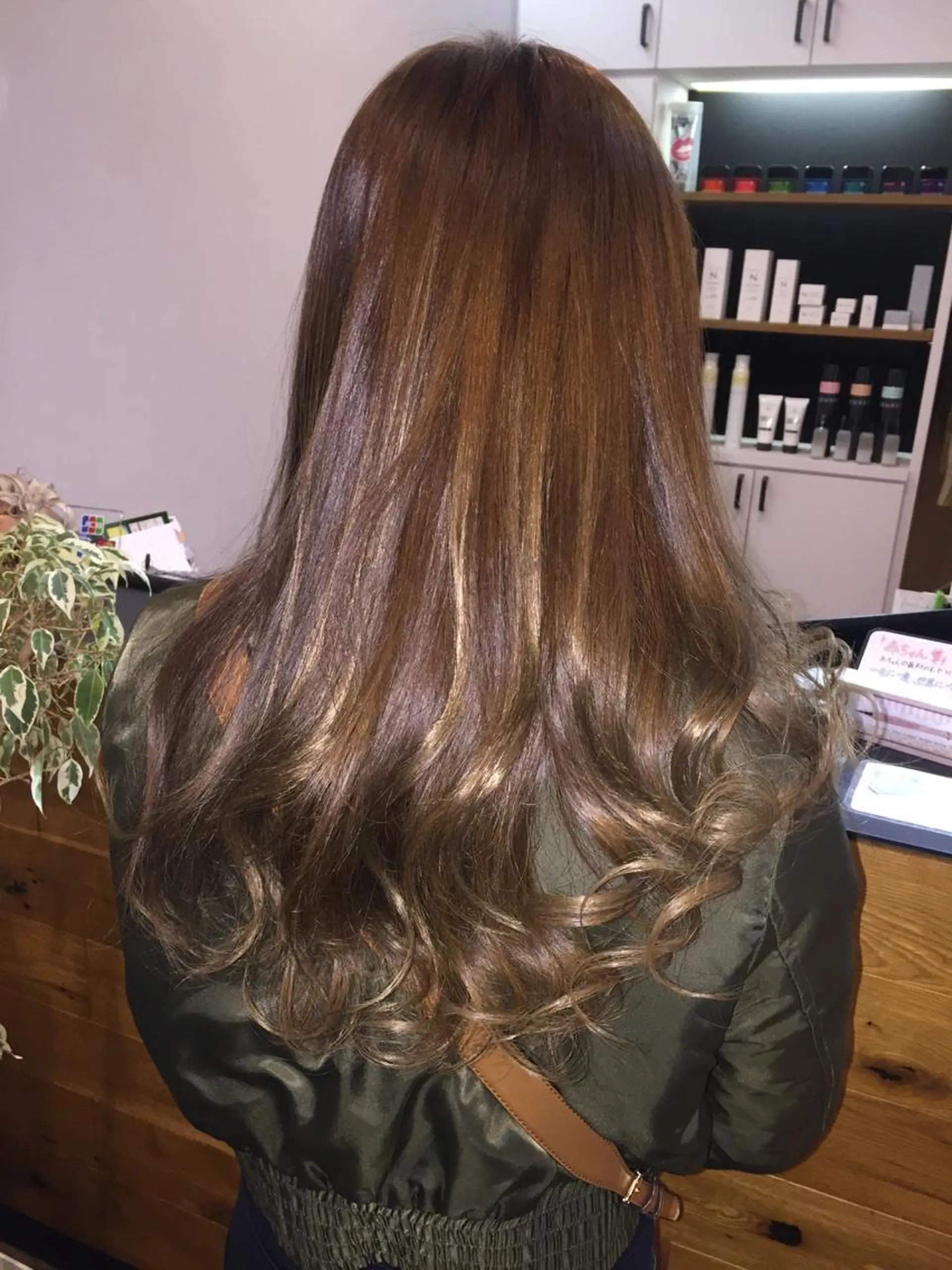 ロング カラー ベージュカラー ツキダテ ユイのヘアスタイル