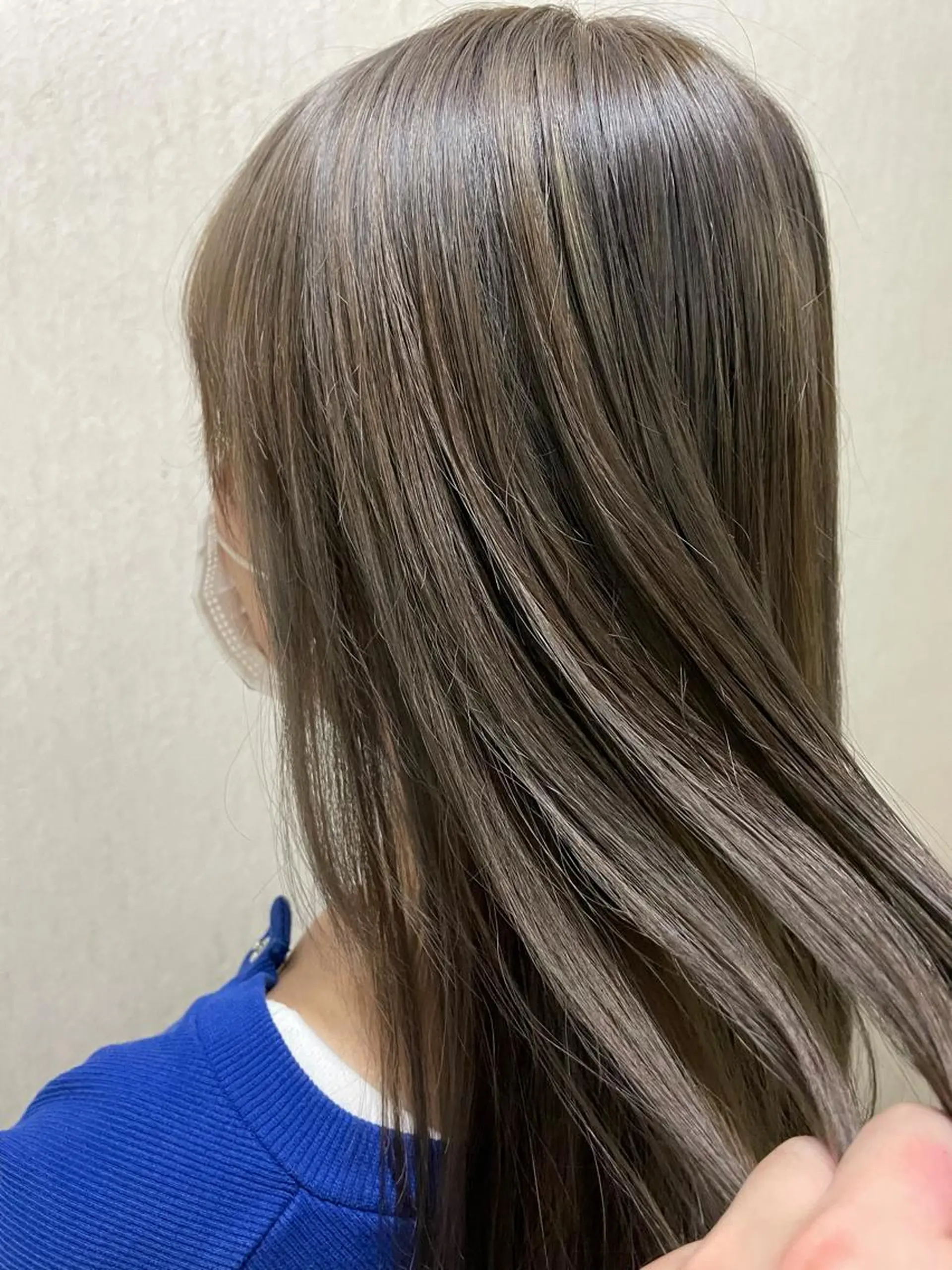 カラー ブリーチ 透明感カラー シルバー 関根 陽平のヘアスタイル