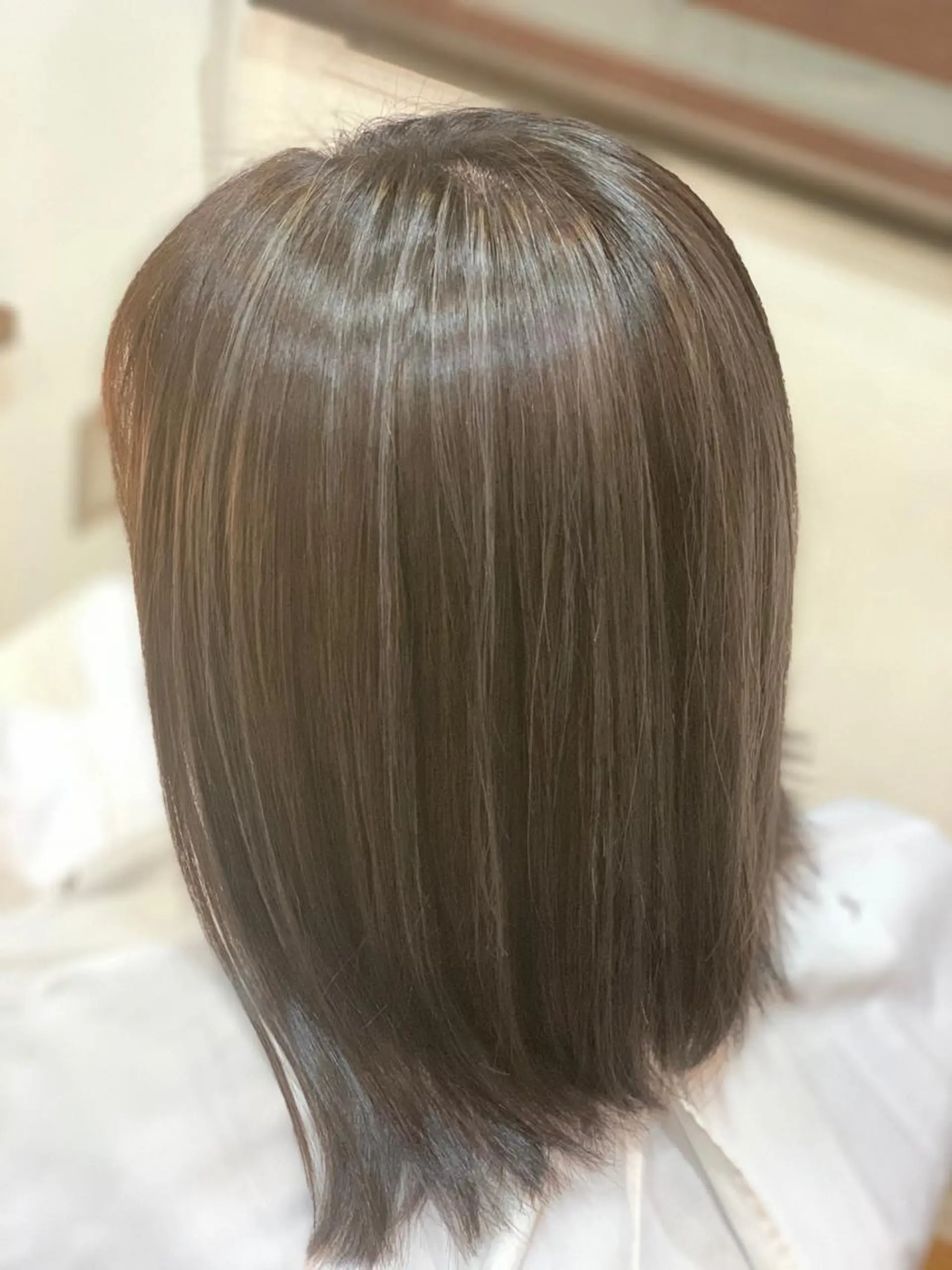 ミディアム カラー グレージュ ハイライトカラー ハイライト Lotus hair design所属・カット特化美容師 齋藤桐のヘアスタイル