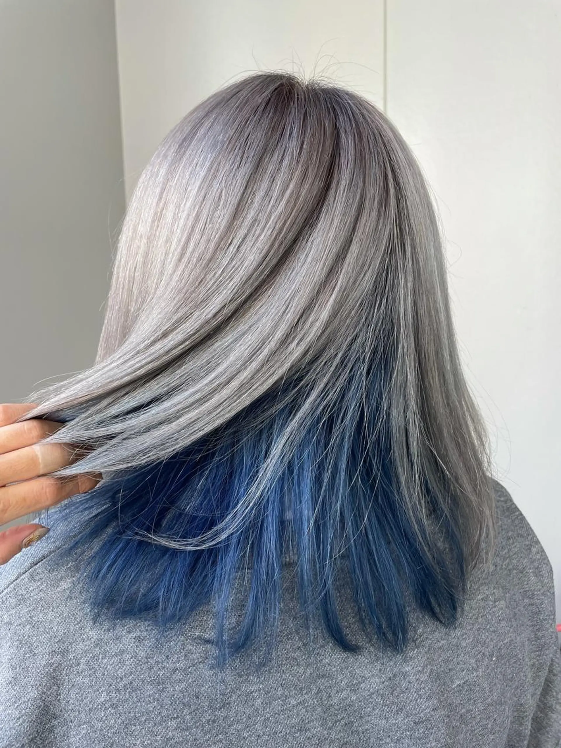 ミディアム カラー ブルーカラー シルバー 松本 唯のヘアスタイル