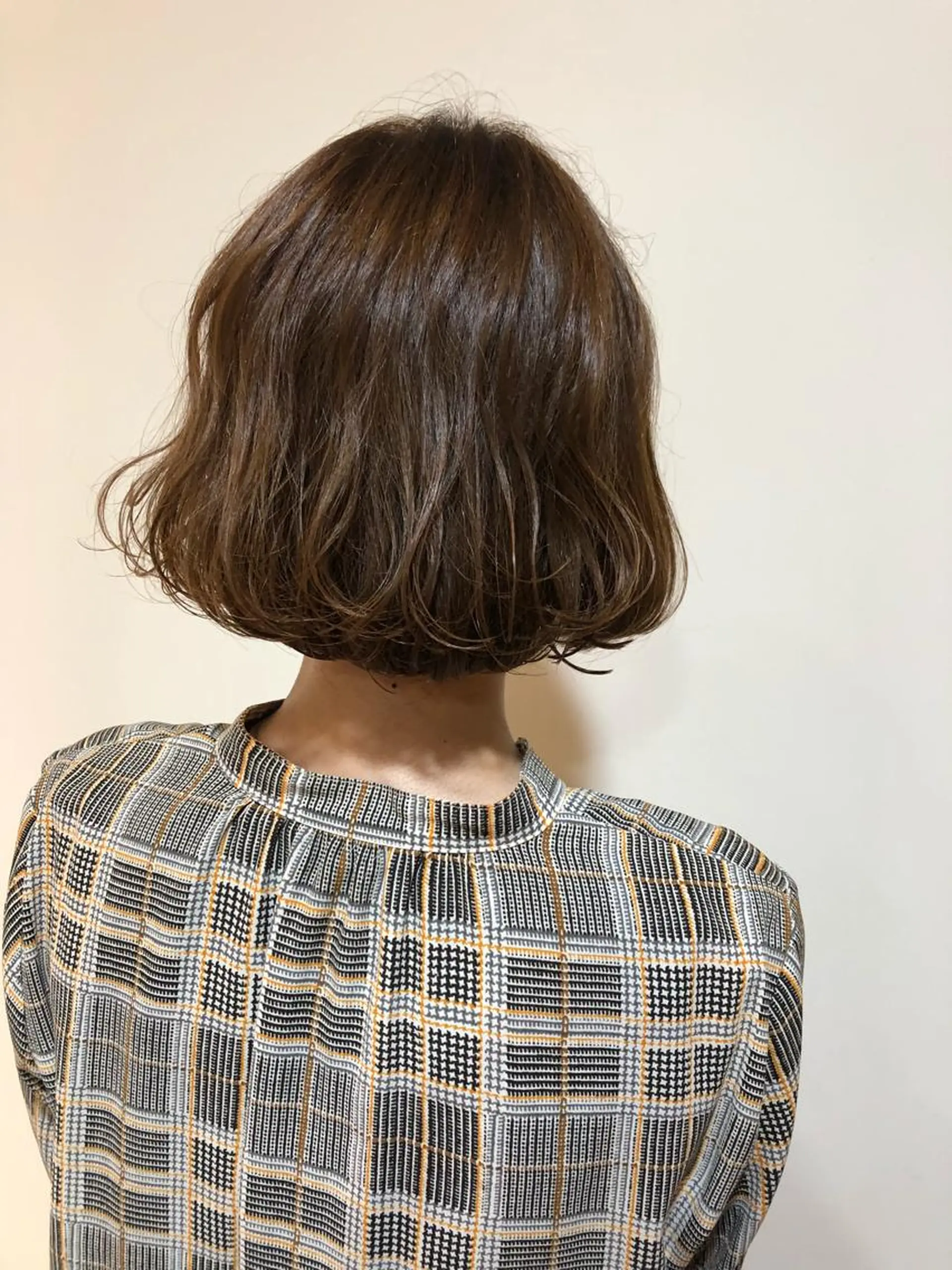 ショート カラー MIOベージュカラー 柔らかいカラーのヘアスタイル