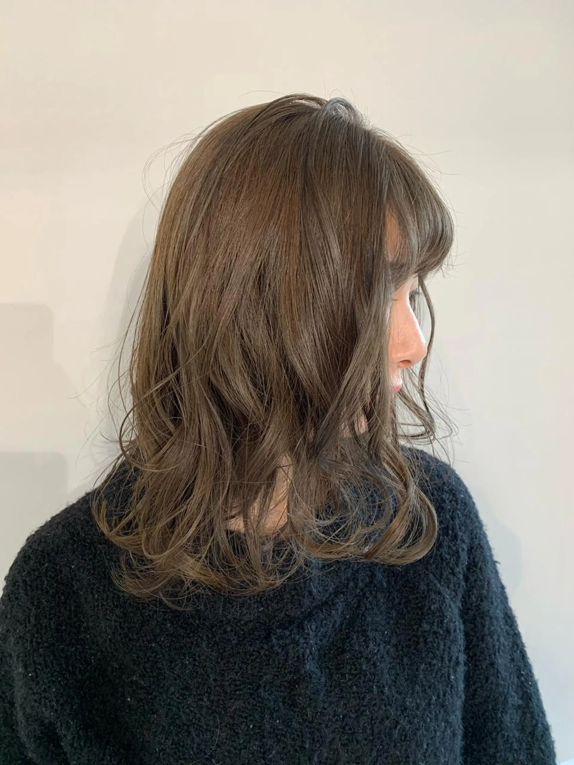 ミディアム カラー パーマ ヘアアレンジ ブリーチ グレージュ ハイトーンカラー ハイトーングレージュ 加藤 綾華のヘアスタイル