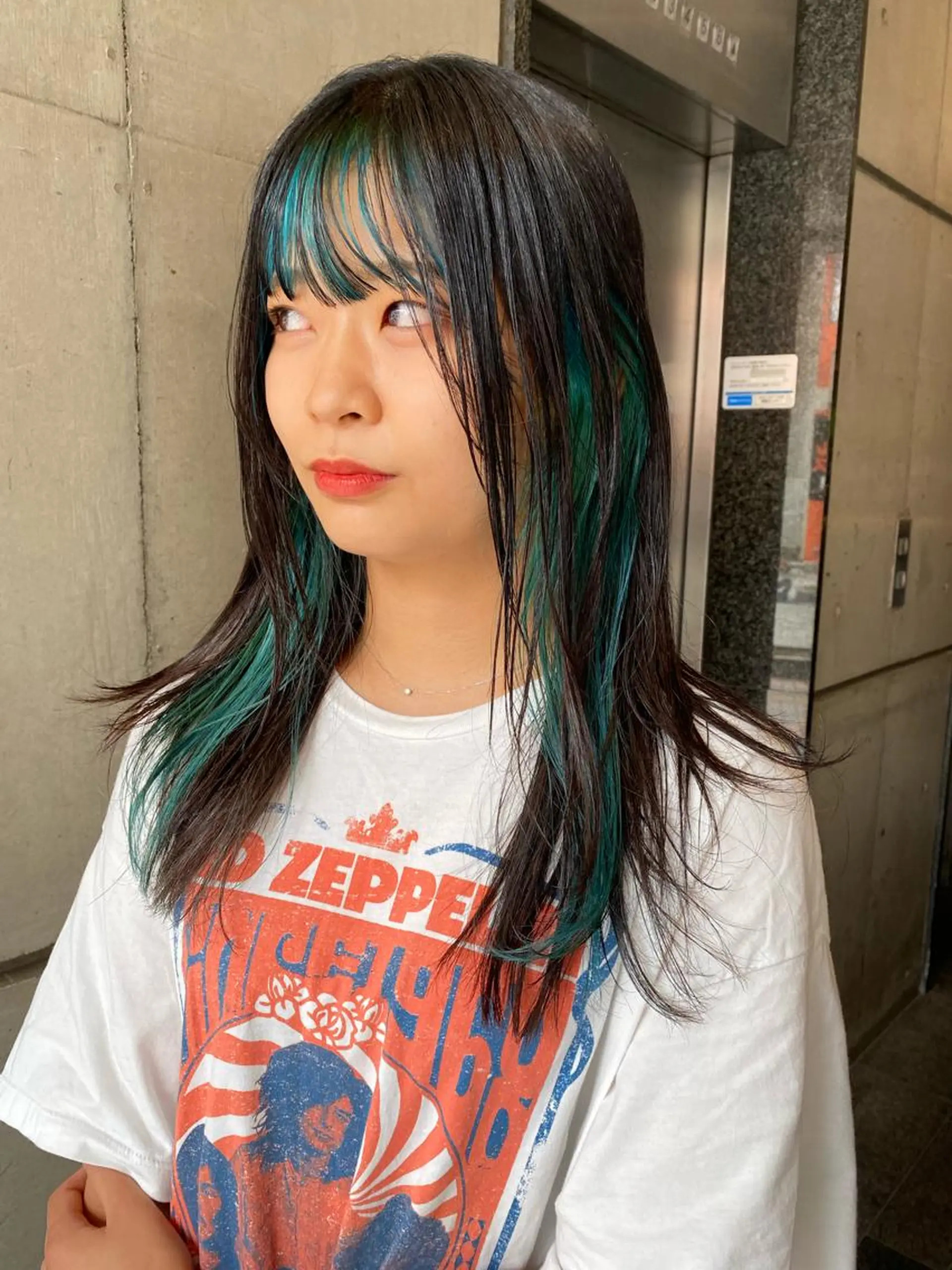 セミロング カラー パーマ ヘアアレンジ メンズ キッズ ネイル mana 暖色カラーカットのヘアスタイル