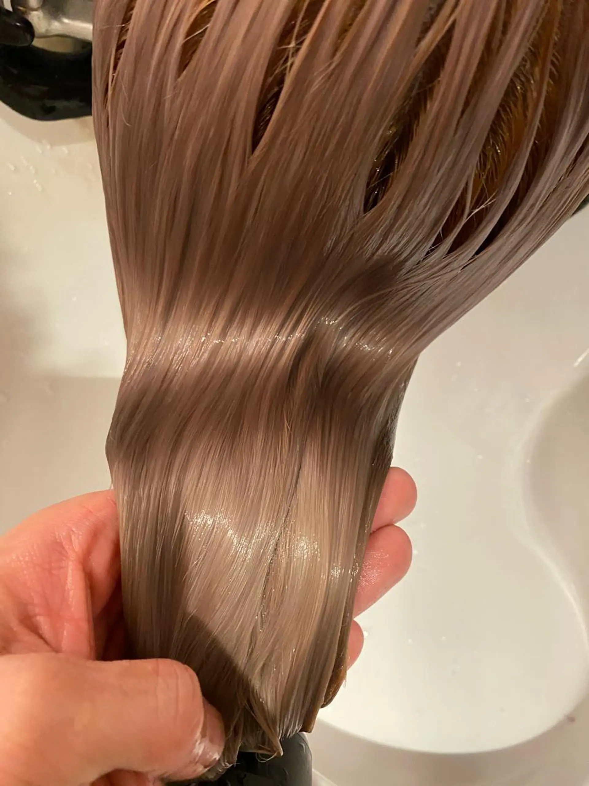 ミディアム カラー ブロンド ヘアカラー トリートメント 顔周り/ブリーチなし /縮毛矯正🫧伊勢のヘアスタイル