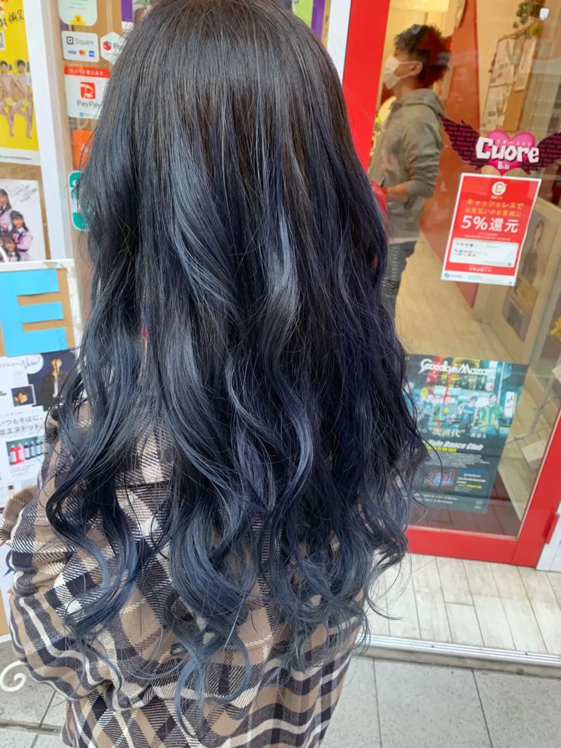 セミロング カラー ヘアアレンジ ブルーカラー 今村公介 ブリーチ特化、派手髪のヘアスタイル