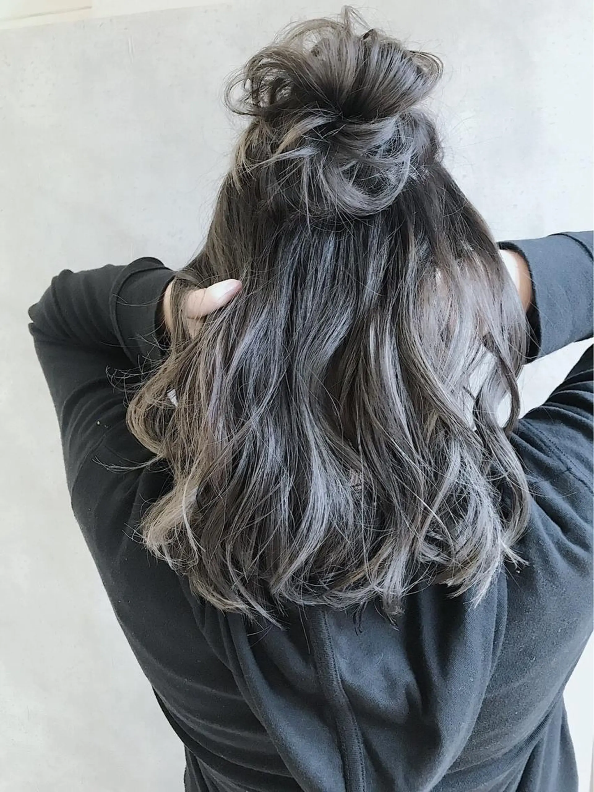 ロング カラー アッシュ ハイライトカラー ハイライト _WHITE 難波本店のヘアスタイル