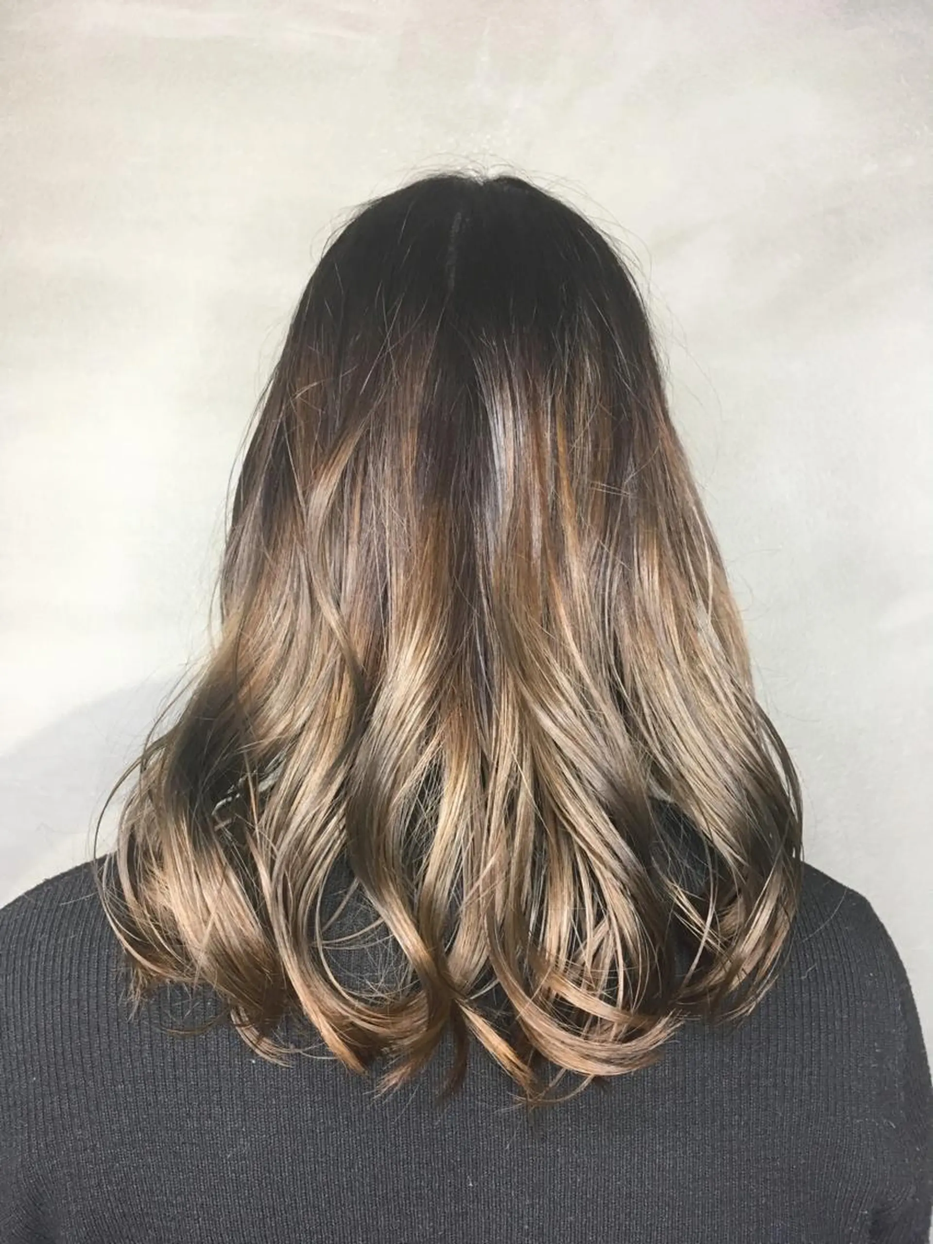 セミロング カラー アッシュ アッシュグレー アッシュグレージュ バレイヤージュ ブリーチ 縮毛矯正 くまがい みゆ【edge.】のヘアスタイル