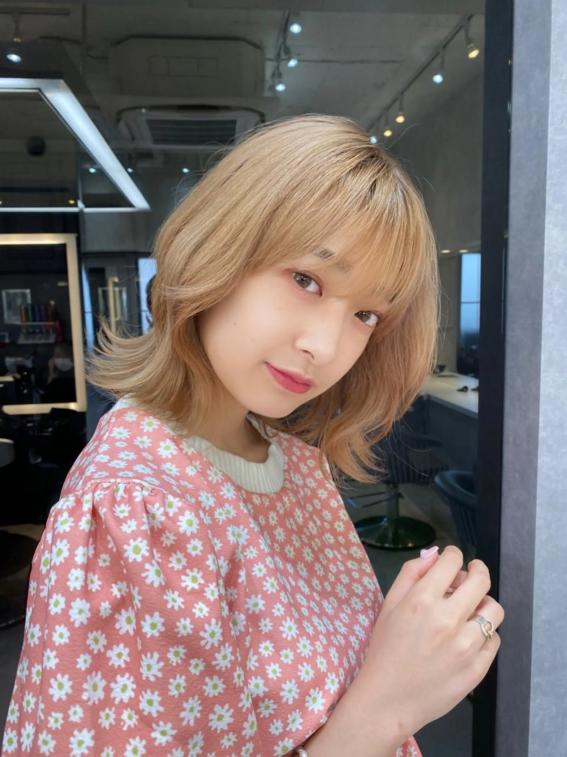 ミディアム カラー ハイトーンカラー レイヤーと顔まわり 大好き❣️関口拓馬のヘアスタイル