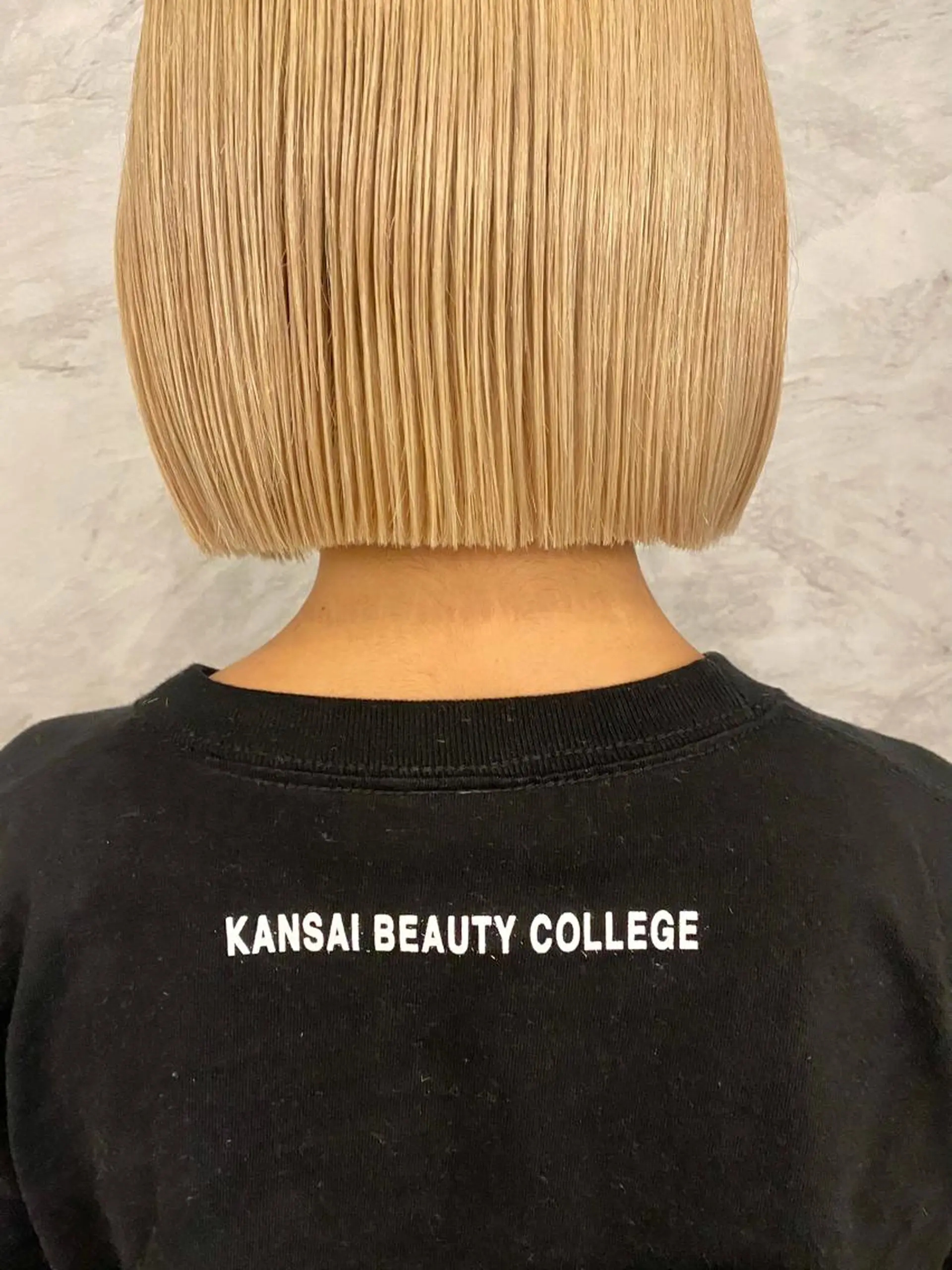 ミディアム モモコ/ブリーチ/ ミルクティカラーのヘアスタイル