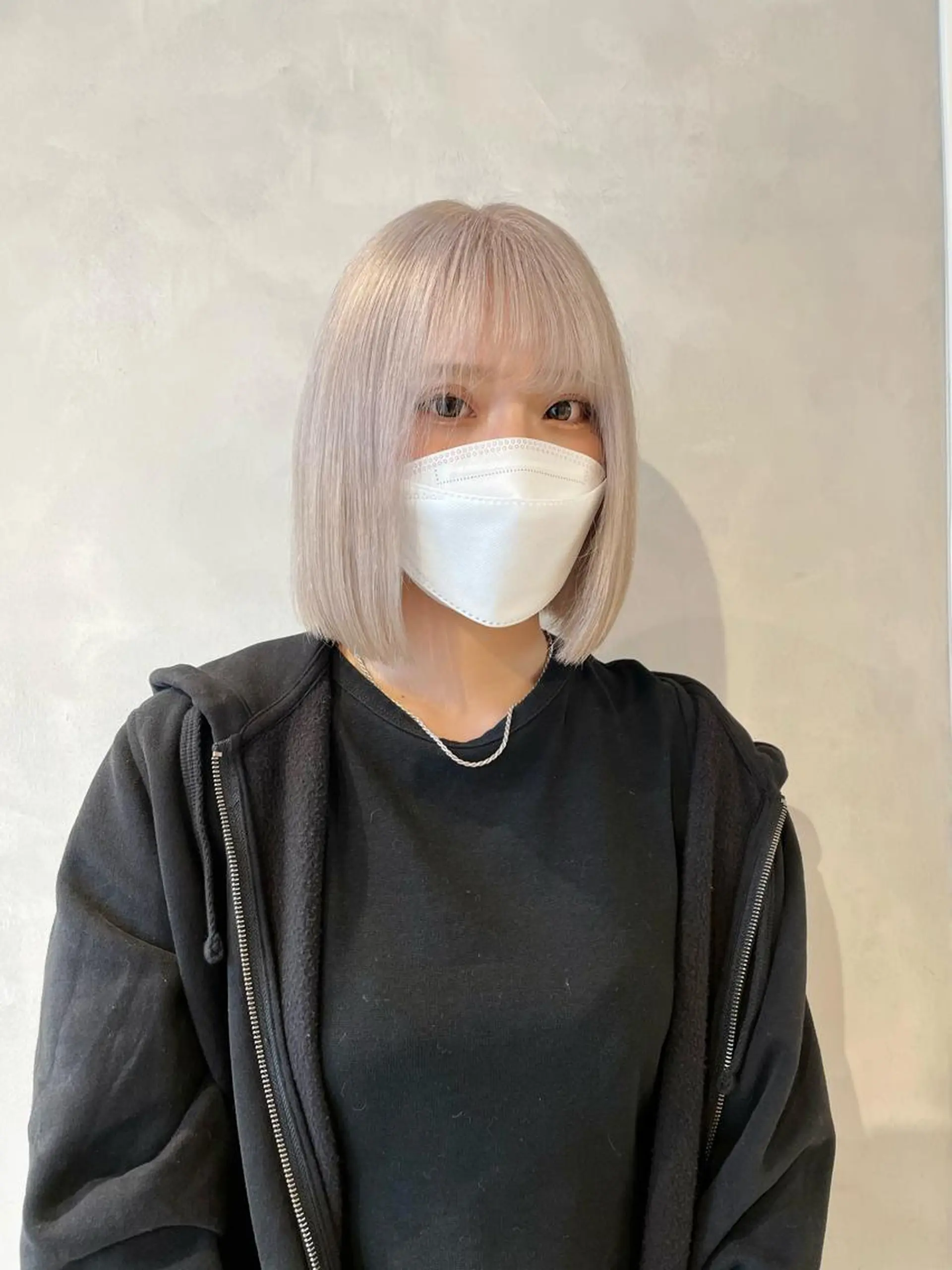 ショート カラー ベージュカラー シルバー シルバーベージュ ホワイトシルバー ヘアカラー トリートメント ヘアセット ハイトーン×レイヤー ／遠藤将太のヘアスタイル