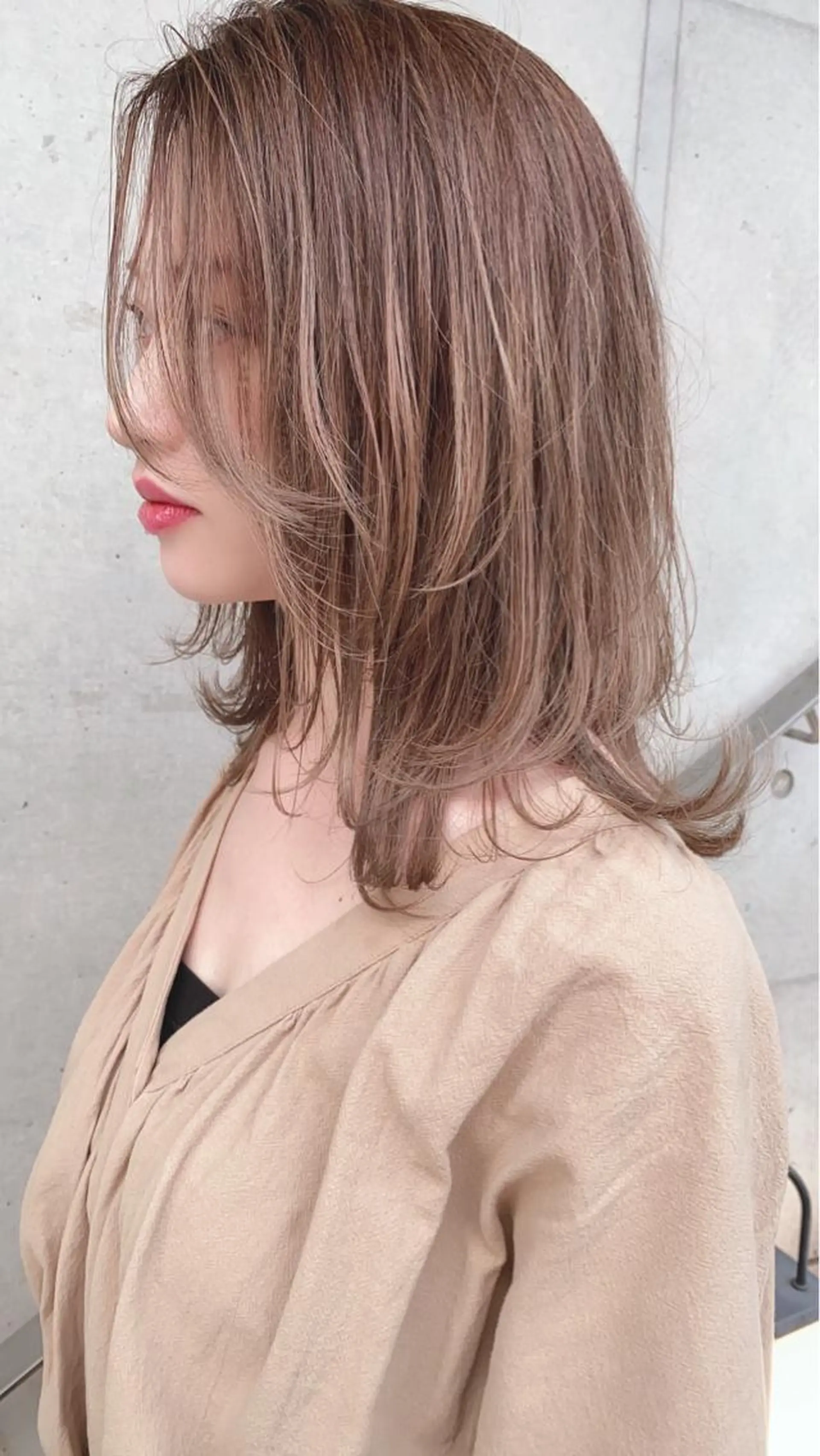 カラー ベージュカラー ハイライトカラー 顔まわりレイヤー デザインカットのヘアスタイル