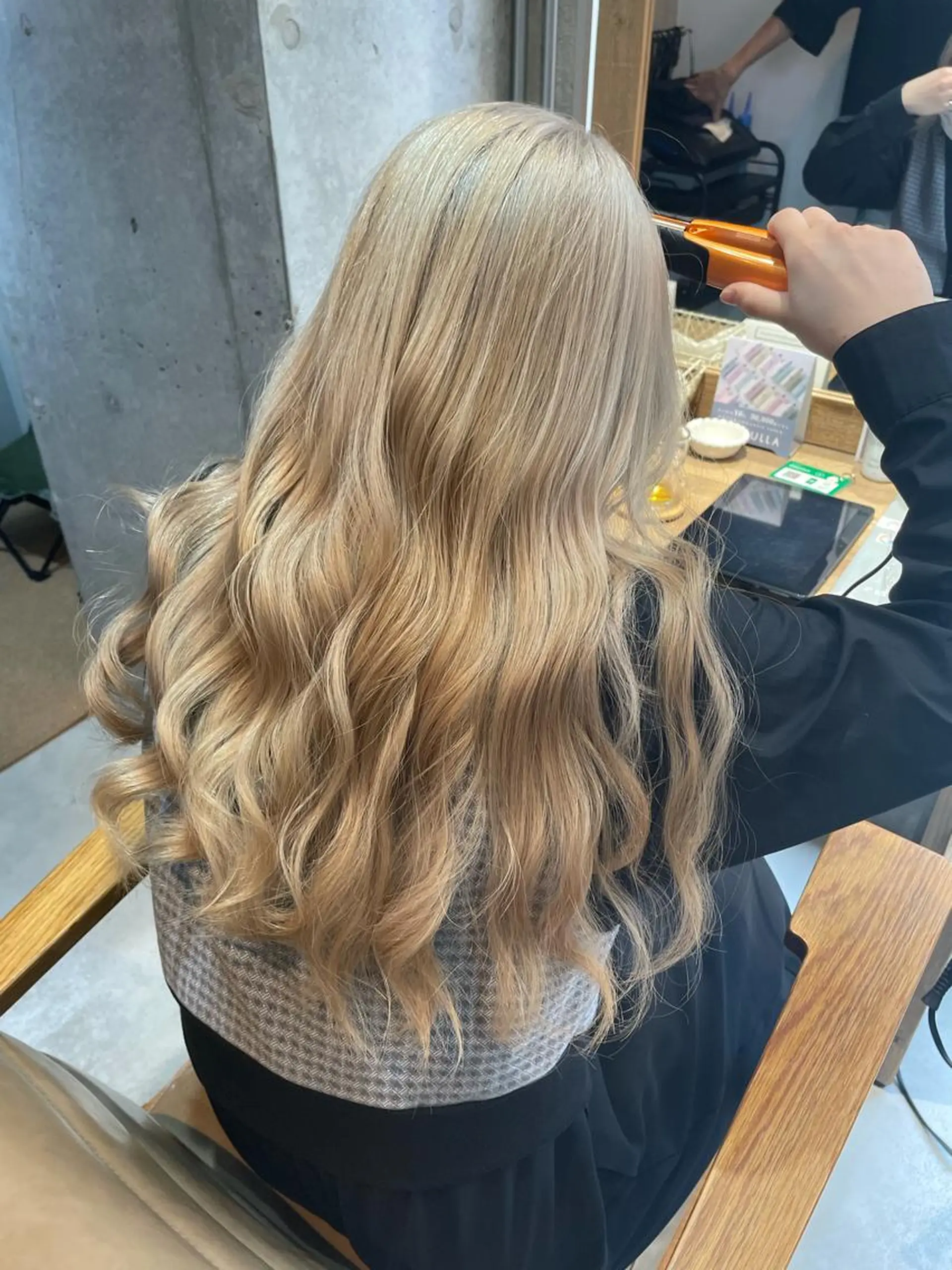 ロング カラー ブロンド 透明感ブリーチ ハイトーンウエダのヘアスタイル