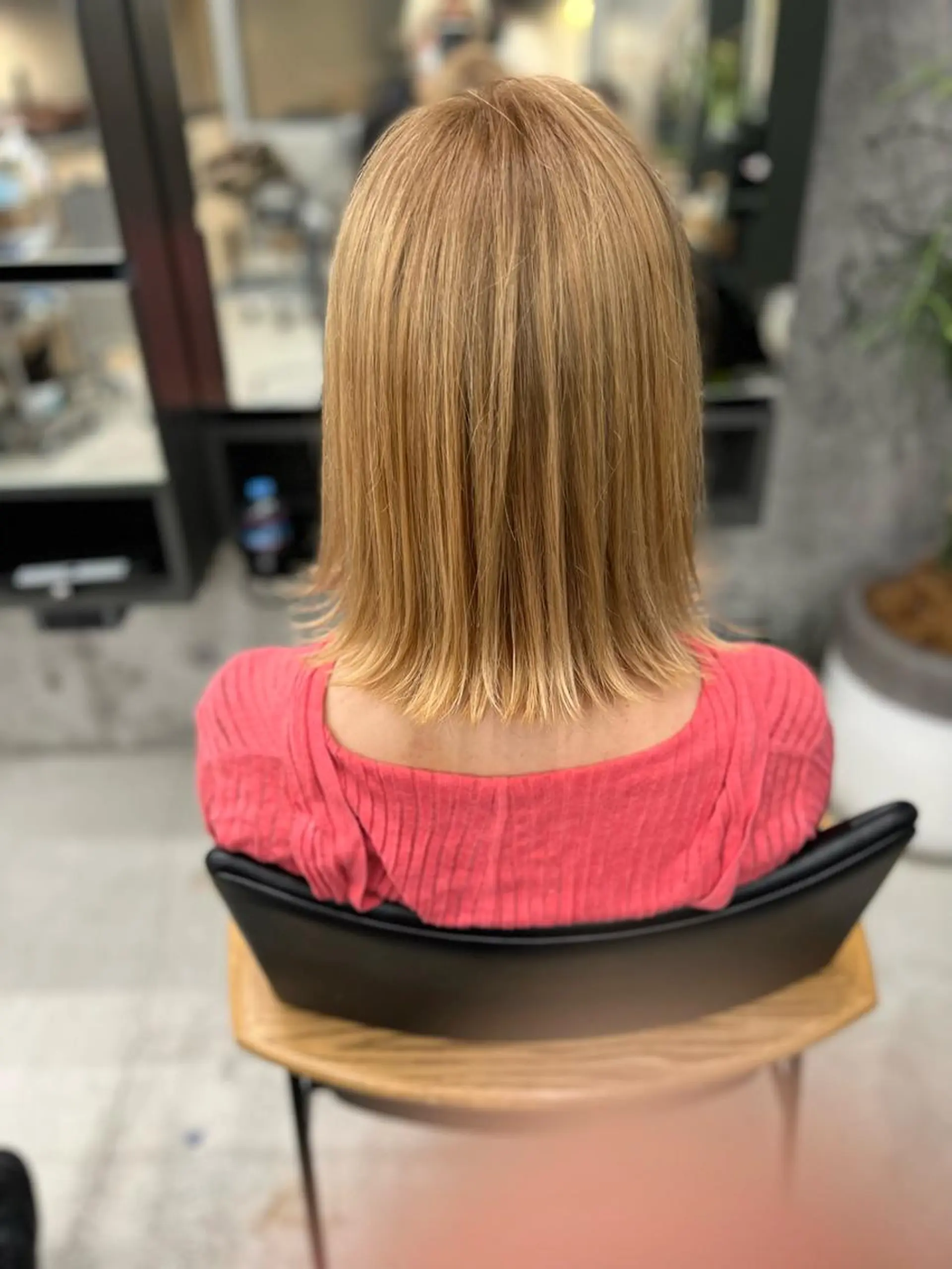 ミディアム カラー ヘアアレンジ ベージュカラー ブリーチ ミルクティーベージュ 外ハネヘア カット ヘアカラー 誰より丁寧なカット/ 小林輝/レイヤーのヘアスタイル