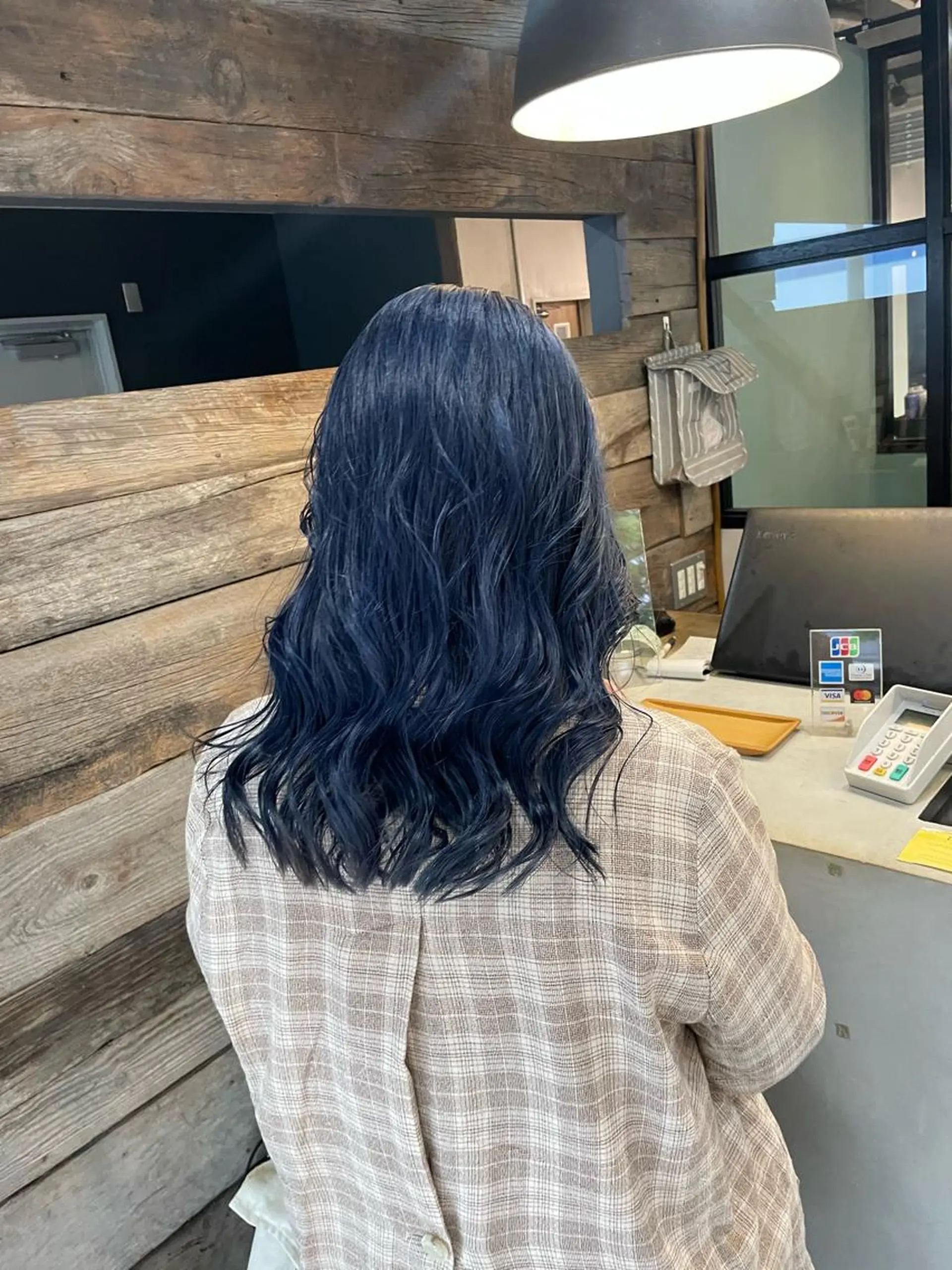 セミロング andKおもろまち店 艶ダブルカラー✨のヘアスタイル