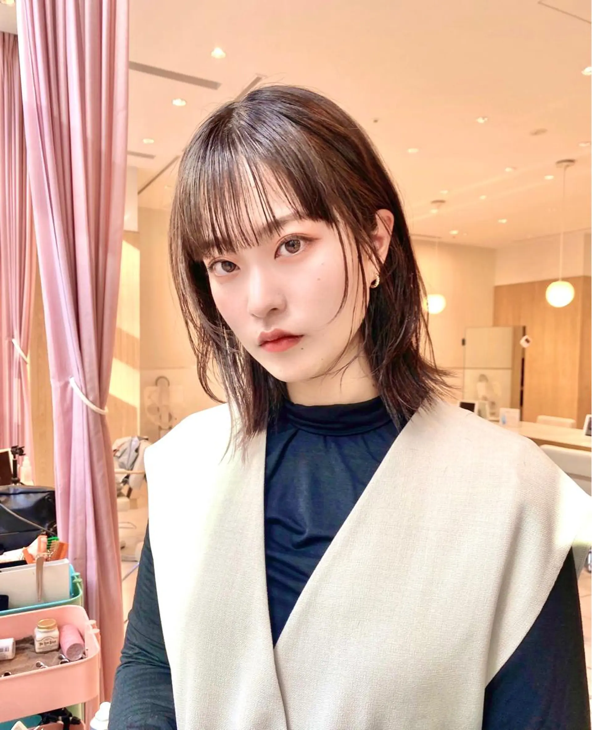 ミディアム カラー 切りっぱなしボブ ブリーチ グレージュ イルミナカラー インナーカラー カット ヘアカラー トリートメント レイヤー専門家 ダブルカラー修のヘアスタイル