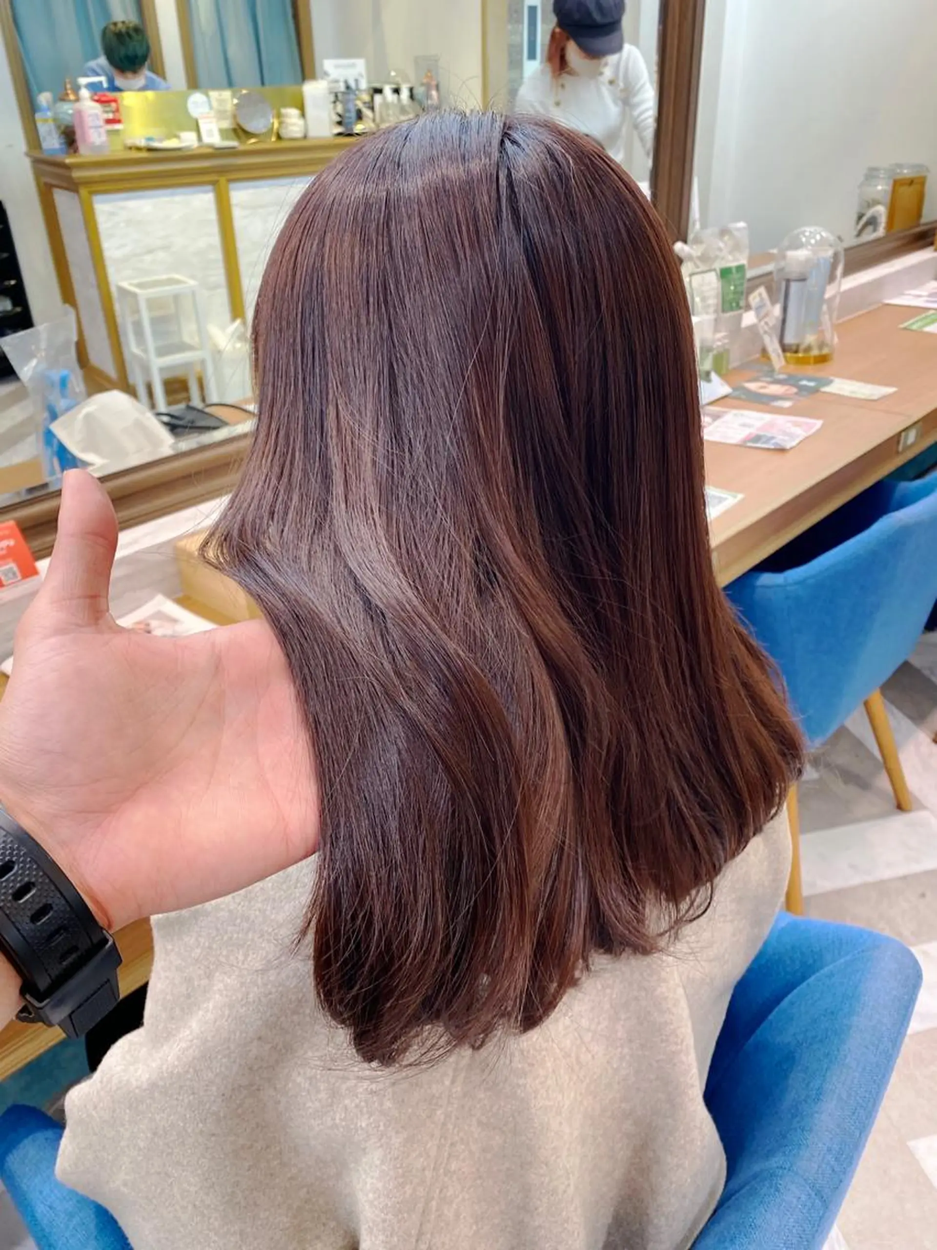 ミディアム カット ヘアカラー トリートメント レイヤーカット /透明感カラー西田のヘアスタイル